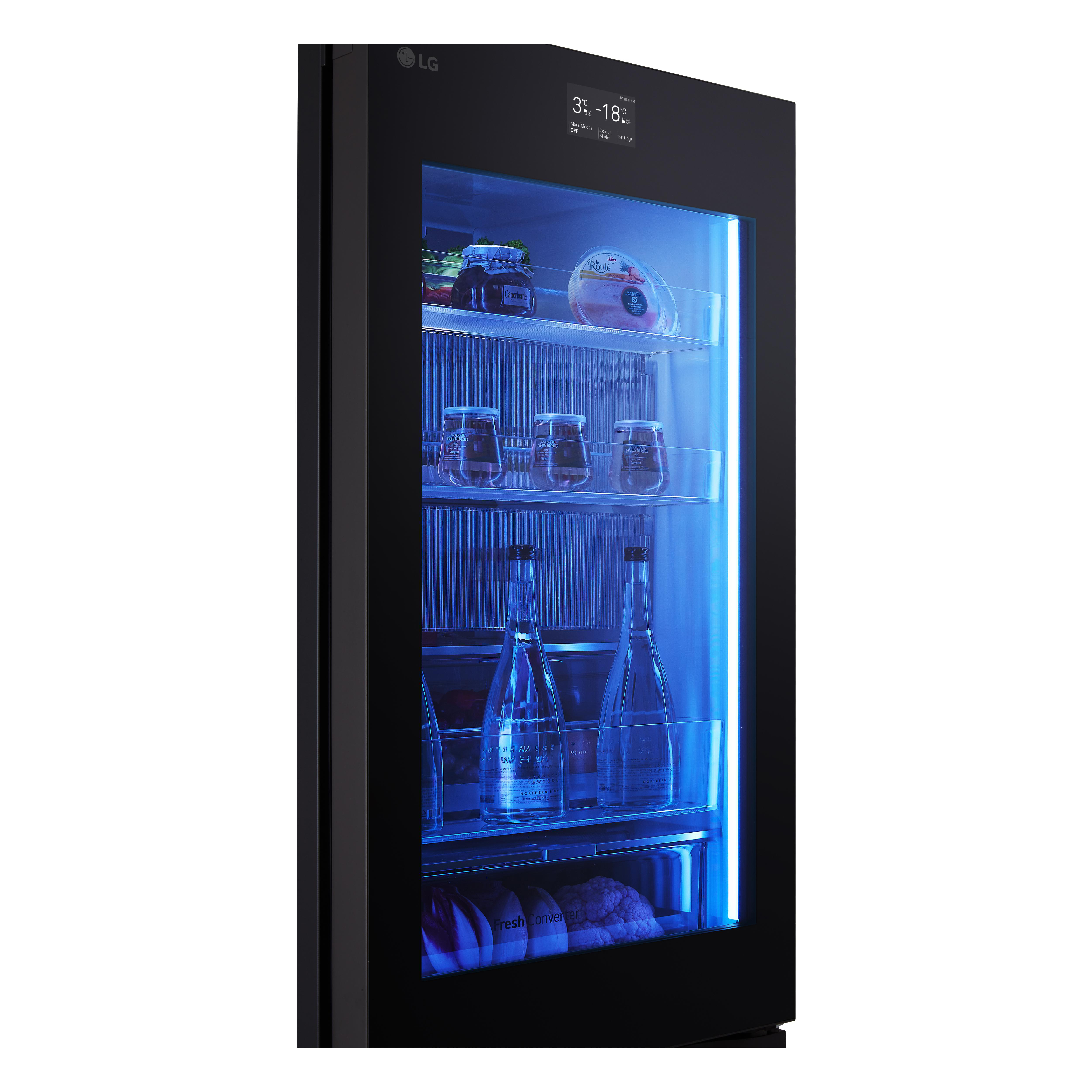 Schwarzer LG Kühlschrank mit blau beleuchtetem Innenraum, Glasböden, Flaschen sichtbar.