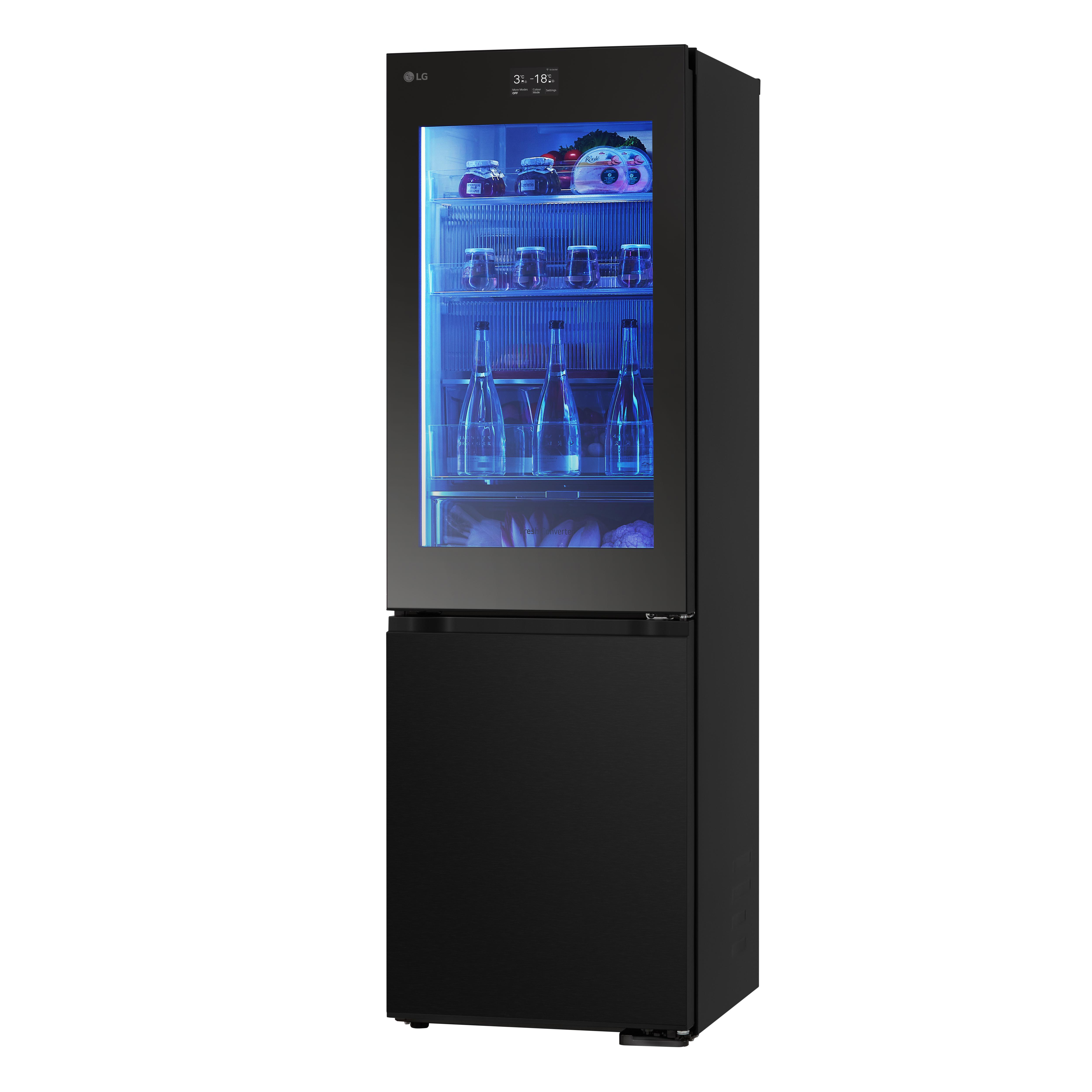 Schwarzer Kühlschrank mit Glastür, die Getränke zeigt, beleuchtet von blauem Licht.