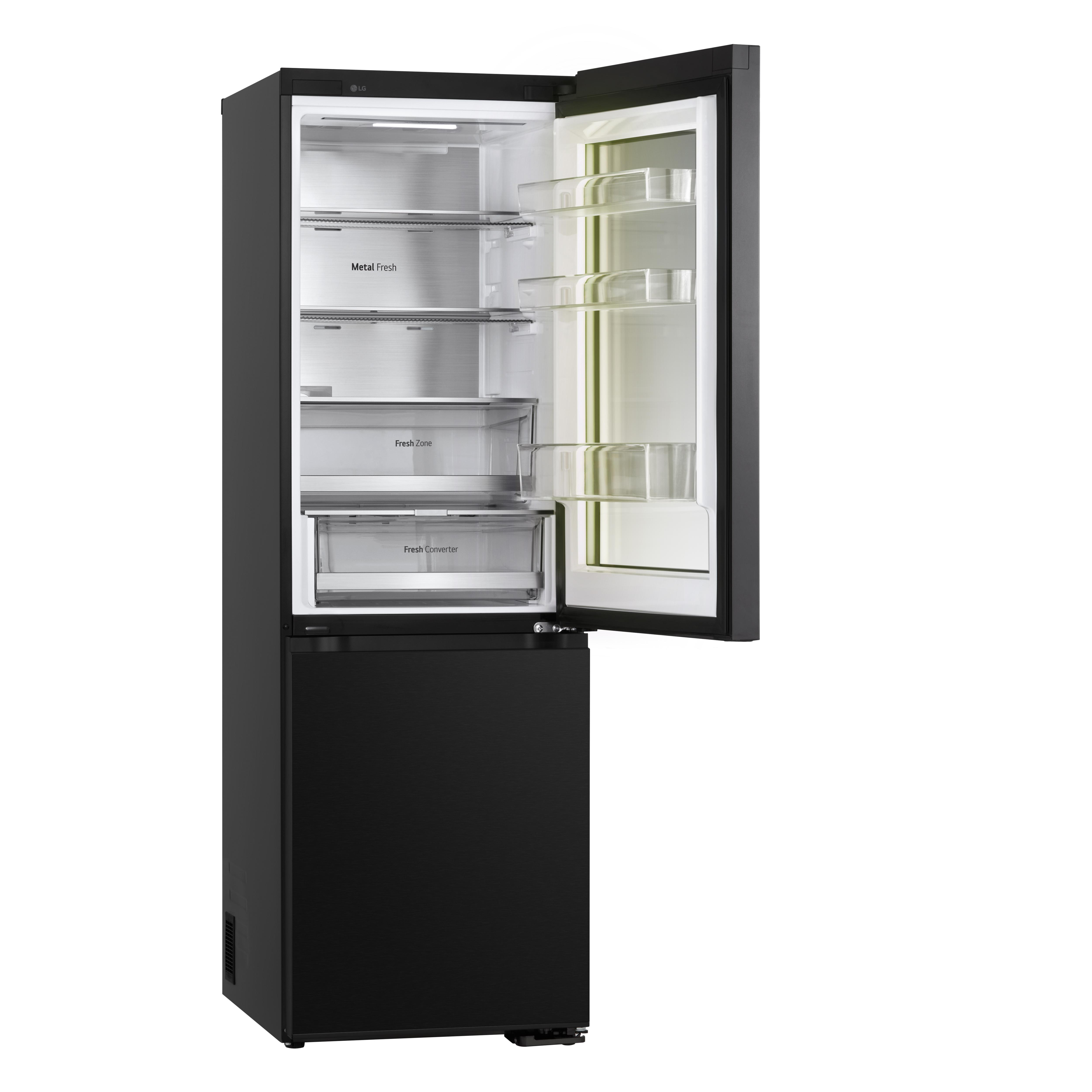 Schwarzer Kühlschrank mit geöffneter Tür, die Regale, Schubladen und Inhalte zeigt. Weißer Hintergrund.