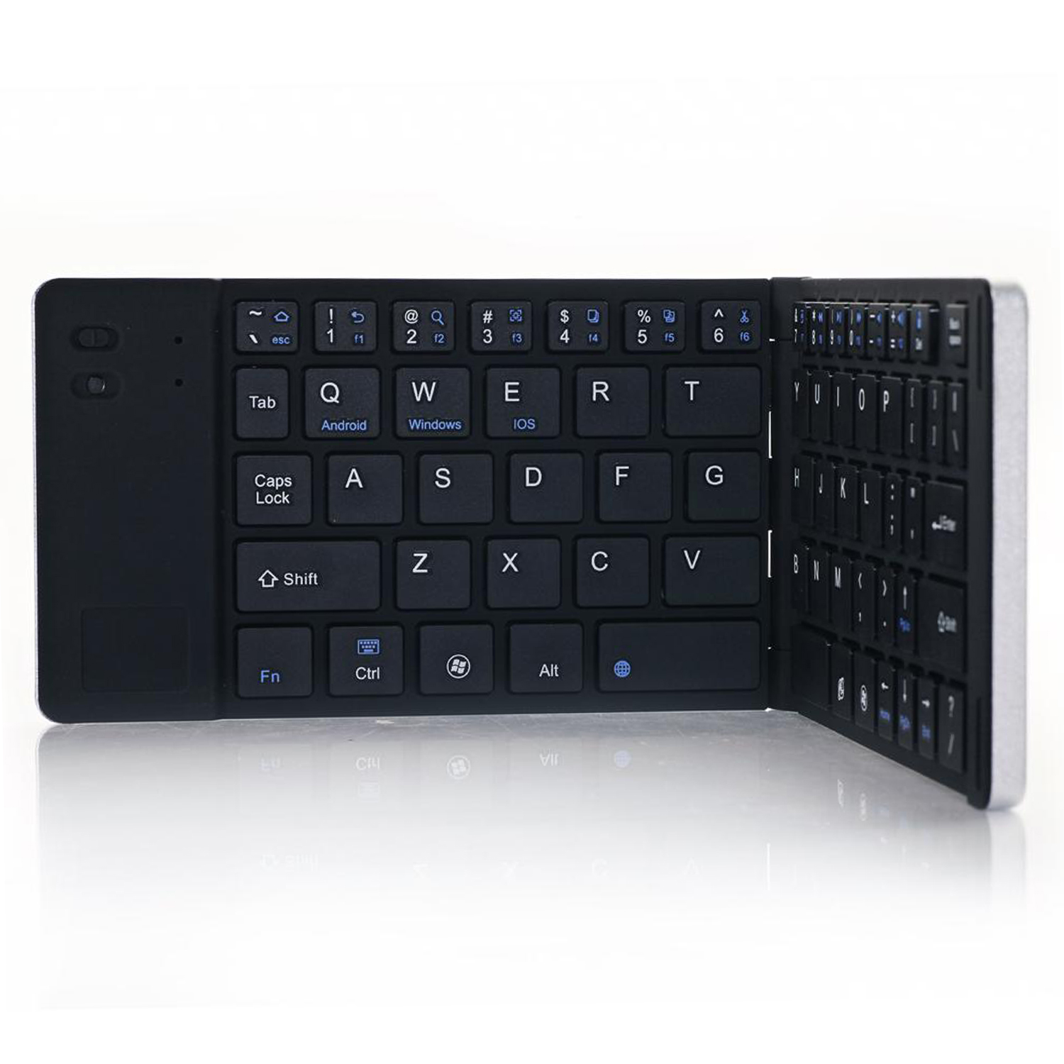 Teclado plegable negro con panel táctil y teclas. Se coloca sobre un fondo blanco.