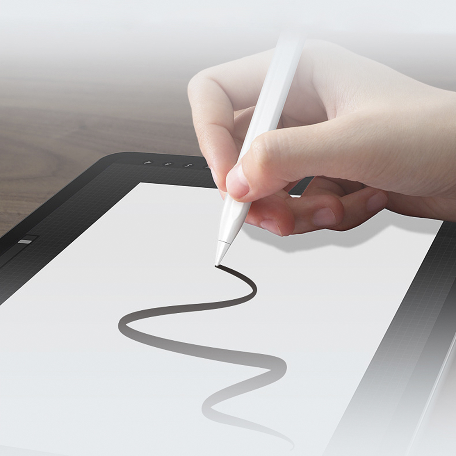Mano usando un lápiz blanco para dibujar una línea negra curva en pantalla de tableta blanca.