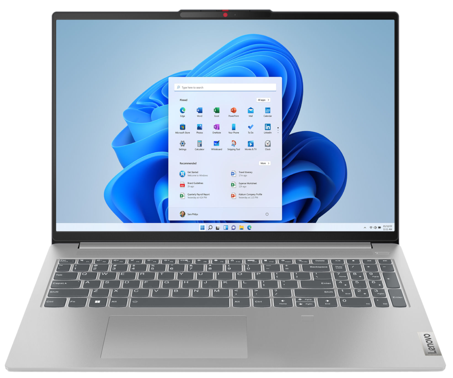 Een zilveren laptop op een bureau, met een Windows 11 interface.