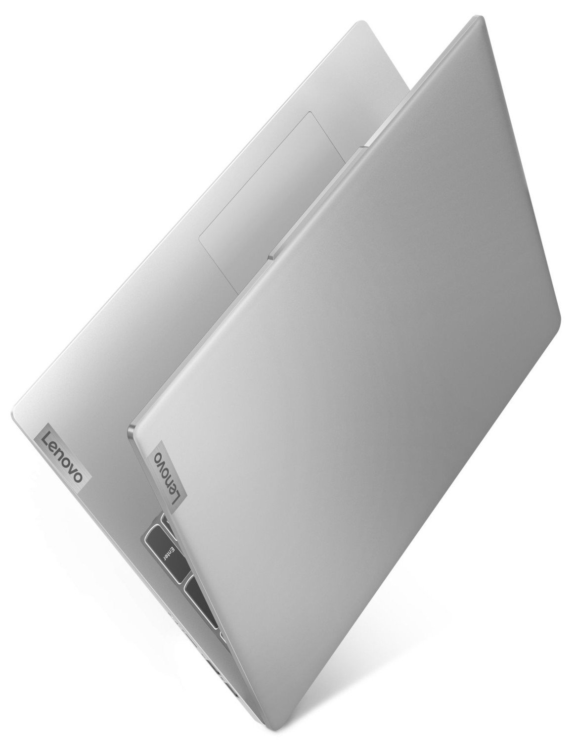 Twee zilverkleurige Lenovo laptops. Eén is open. Het Lenovo-logo is zichtbaar. De achtergrond is wit.
