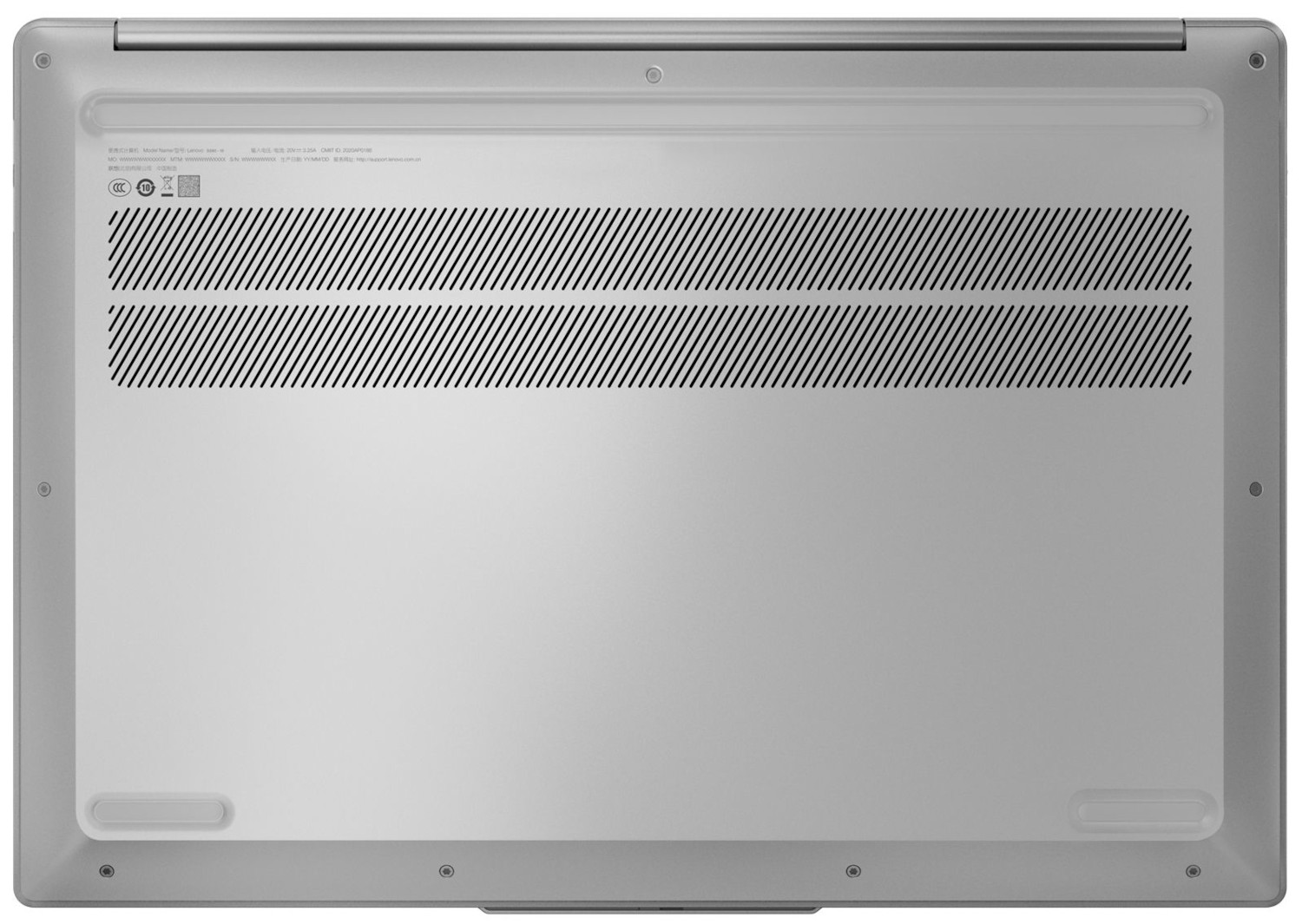 Onderkant van een zilveren laptop. Heeft ventilatieopeningen en schroeven, met labels en een sticker.