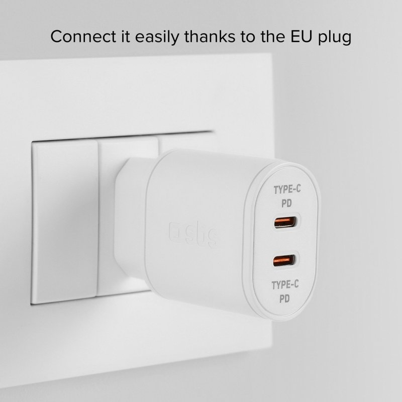 Weißes Ladegerät in einer Steckdose. Text: Einfach anschließen dank des EU-Steckers.