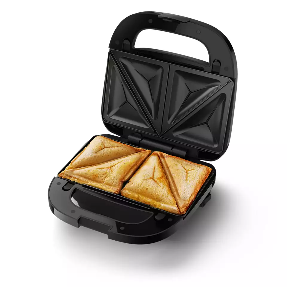 Ein schwarzer Sandwichmaker mit zwei Sandwiches. Die Sandwiches sind goldbraun.