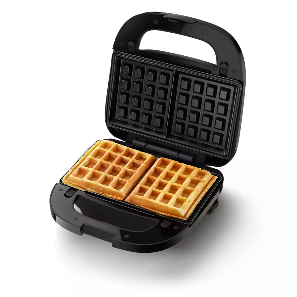 Ein schwarzer Waffeleisen, offen, mit zwei goldenen Waffeln im Inneren, vor weißem Hintergrund.