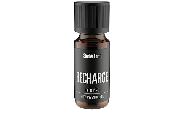 Kleine Flasche ätherisches Öl, schwarzer Deckel, braunes Glas. Weißer Text: RECHARGE, FIR & PINE, PURE ESSENTIAL OIL.