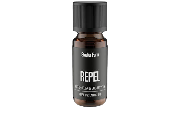 Eine kleine braune Flasche mit schwarzem Deckel, beschriftet mit 'REPEL' Öl.