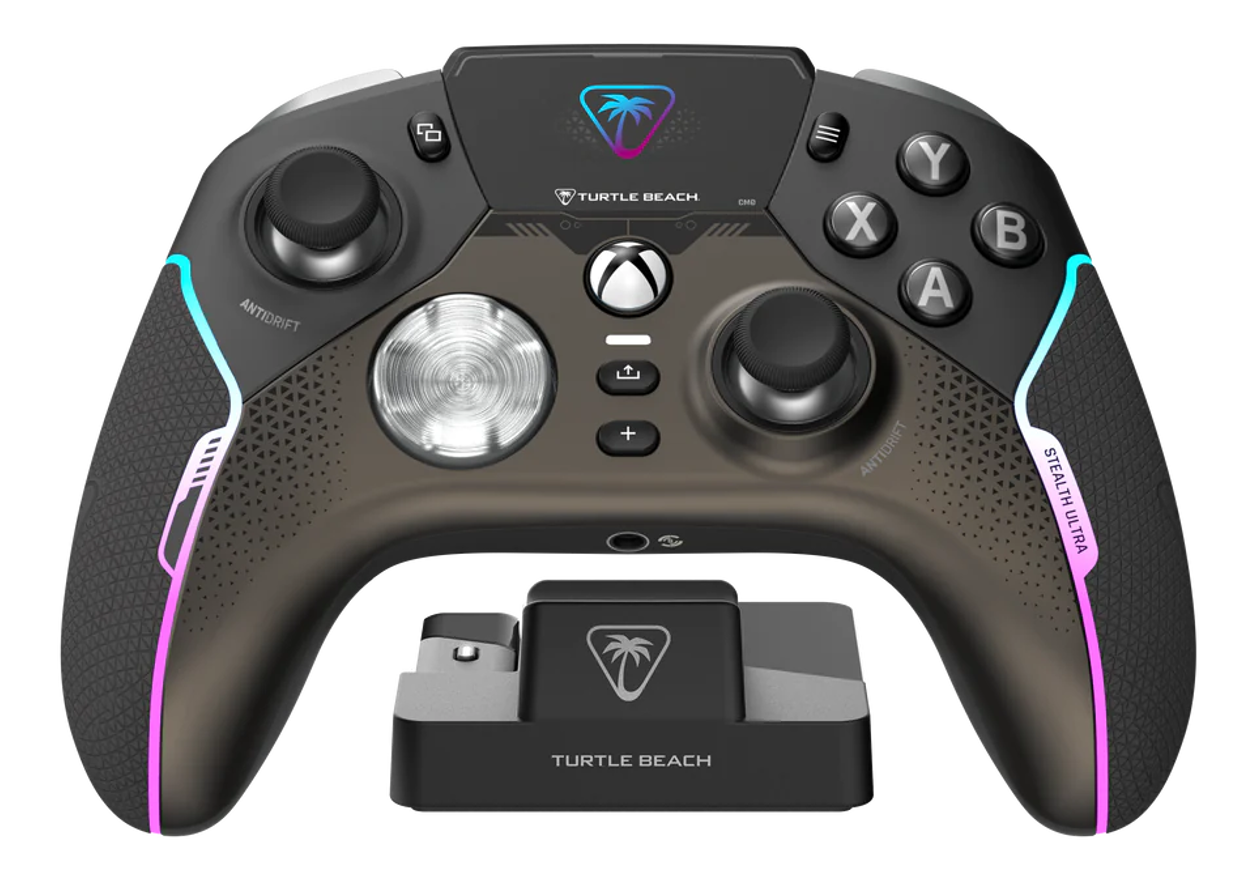 Turtle Beach Stealth Ultra Controller und Ladestation. Der Controller ist dunkelgrau mit farbigen Akzenten.
