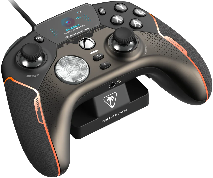 Ein schwarz-grauer Gamecontroller mit Ladestation und Bildschirm, schräge Ansicht.
