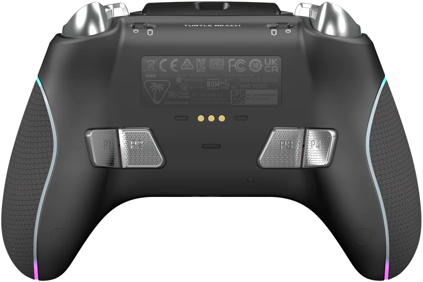 Rückansicht des schwarzen Turtle Beach Controllers. Silberne Knöpfe, Branding und farbige Lichter.