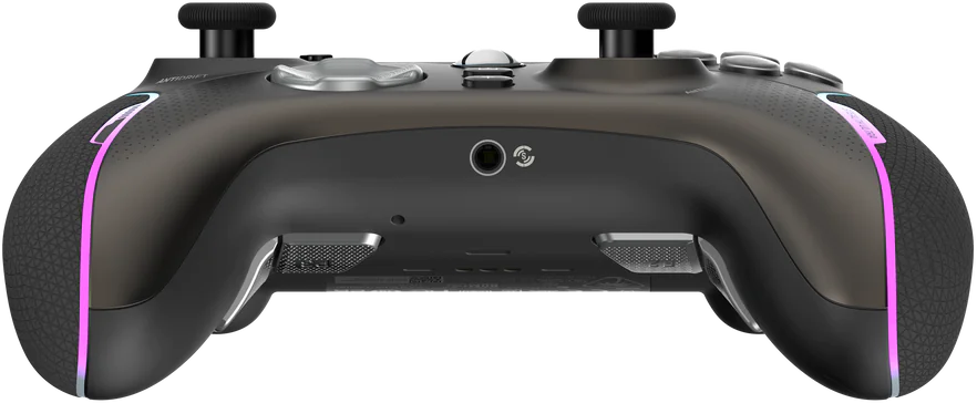 Rückseite eines schwarzen Gaming-Controllers mit Knöpfen, Kopfhöreranschluss und Lichtern.