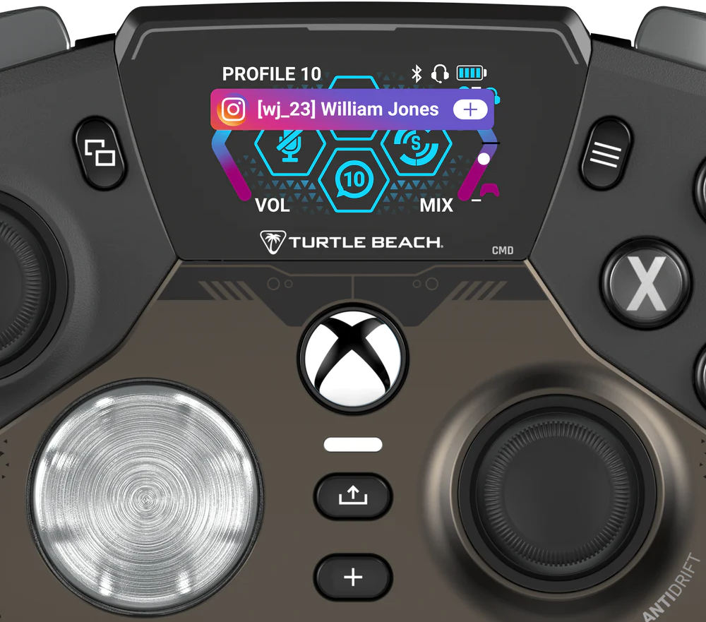 Xbox-Controller mit Bildschirm, der Profilinformationen, Tasten und Joystick anzeigt. Der Controller ist dunkel.