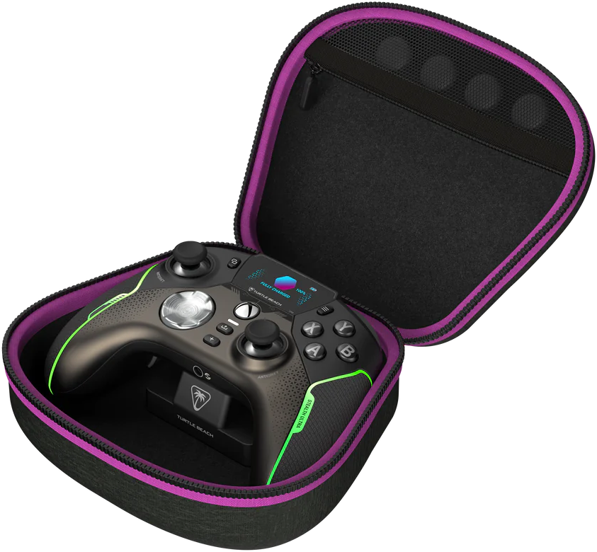 Schwarzer und grüner Turtle Beach Controller in einem Etui, offen, schwarzer Hintergrund.