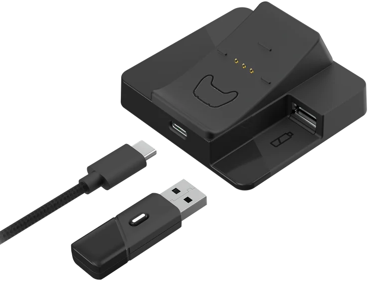 Schwarze Ladestation mit USB- und USB-C-Kabeln und einem USB-Dongle. Schwarzer Hintergrund.