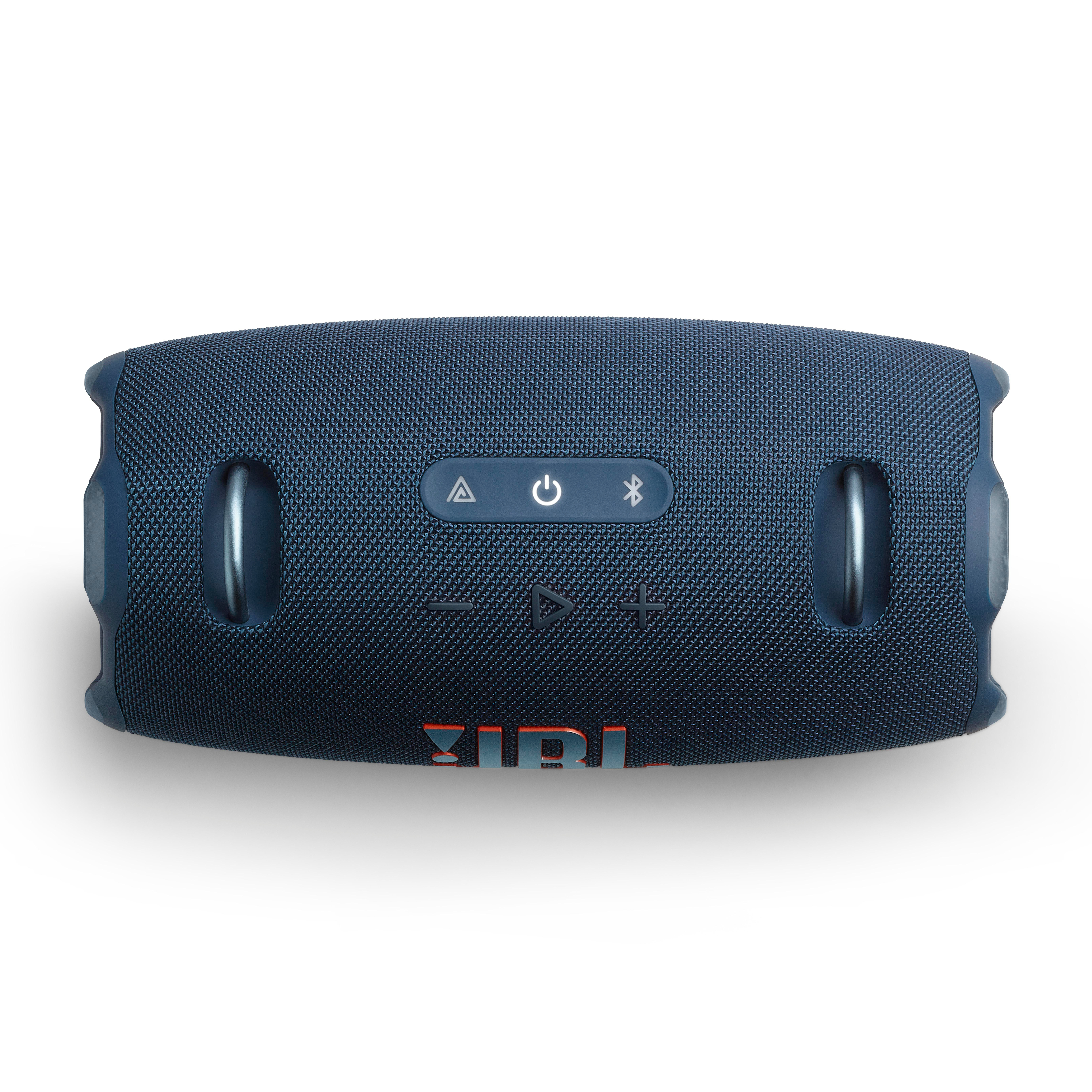 Ein dunkelblauer JBL-Lautsprecher mit Knöpfen und dem JBL-Logo. Weißer Hintergrund.
