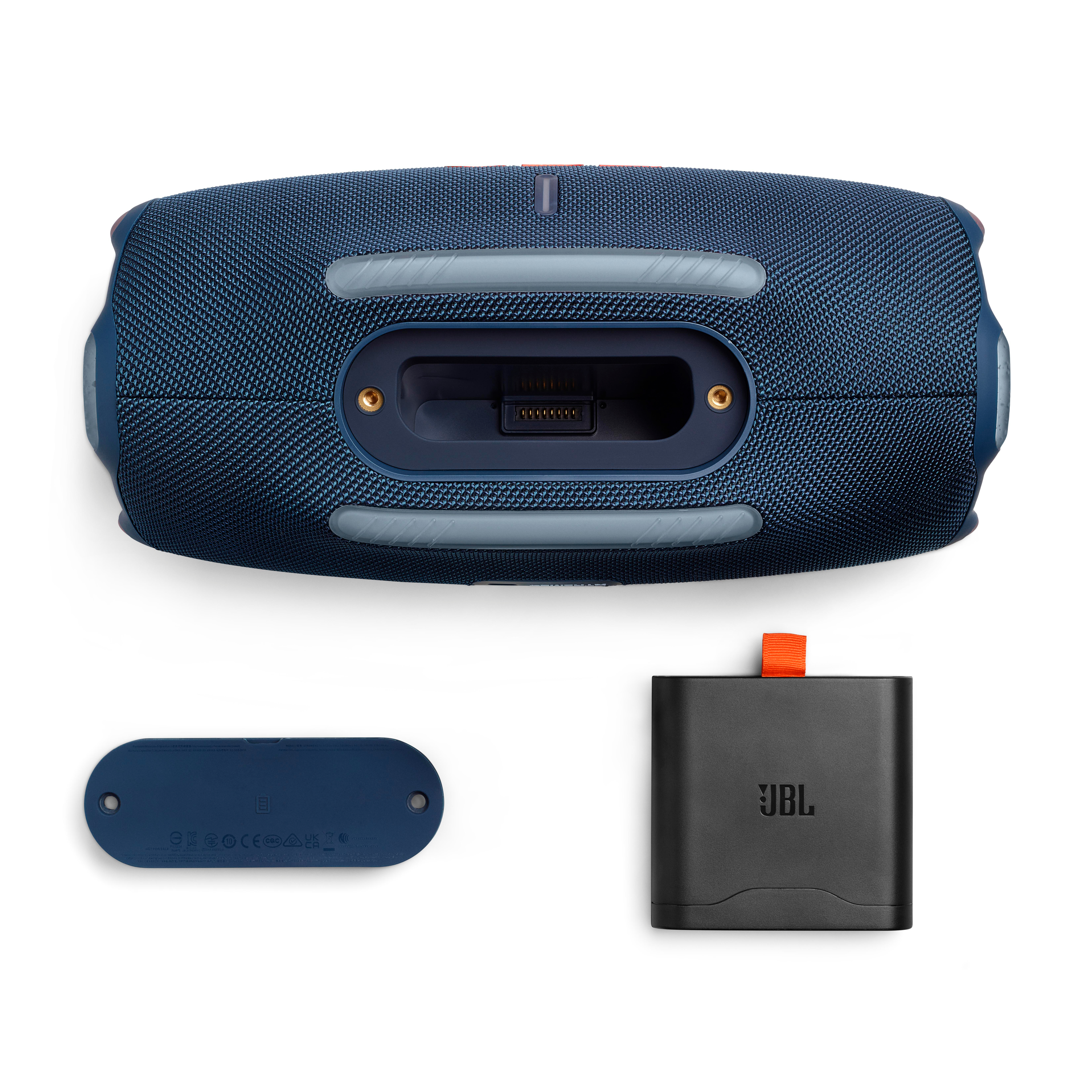Blau-schwarzer Lautsprecher mit Ladeanschluss und schwarzem Ladeblock mit JBL-Logo.