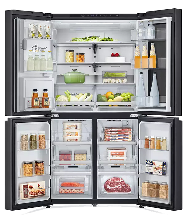 Otwarta lodówka pokazująca półki z jedzeniem i napojami.