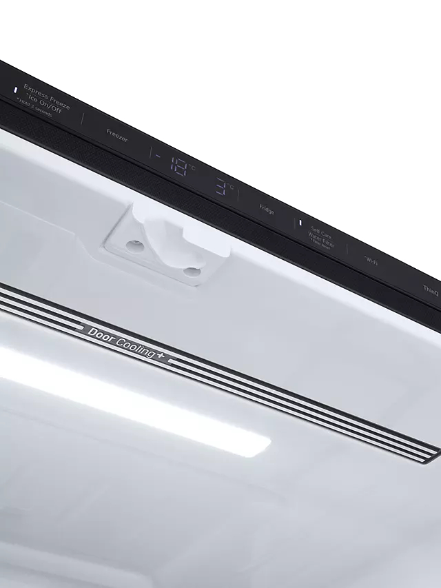 Zbliżenie wnętrza lodówki z oświetleniem i wyświetlaczem.