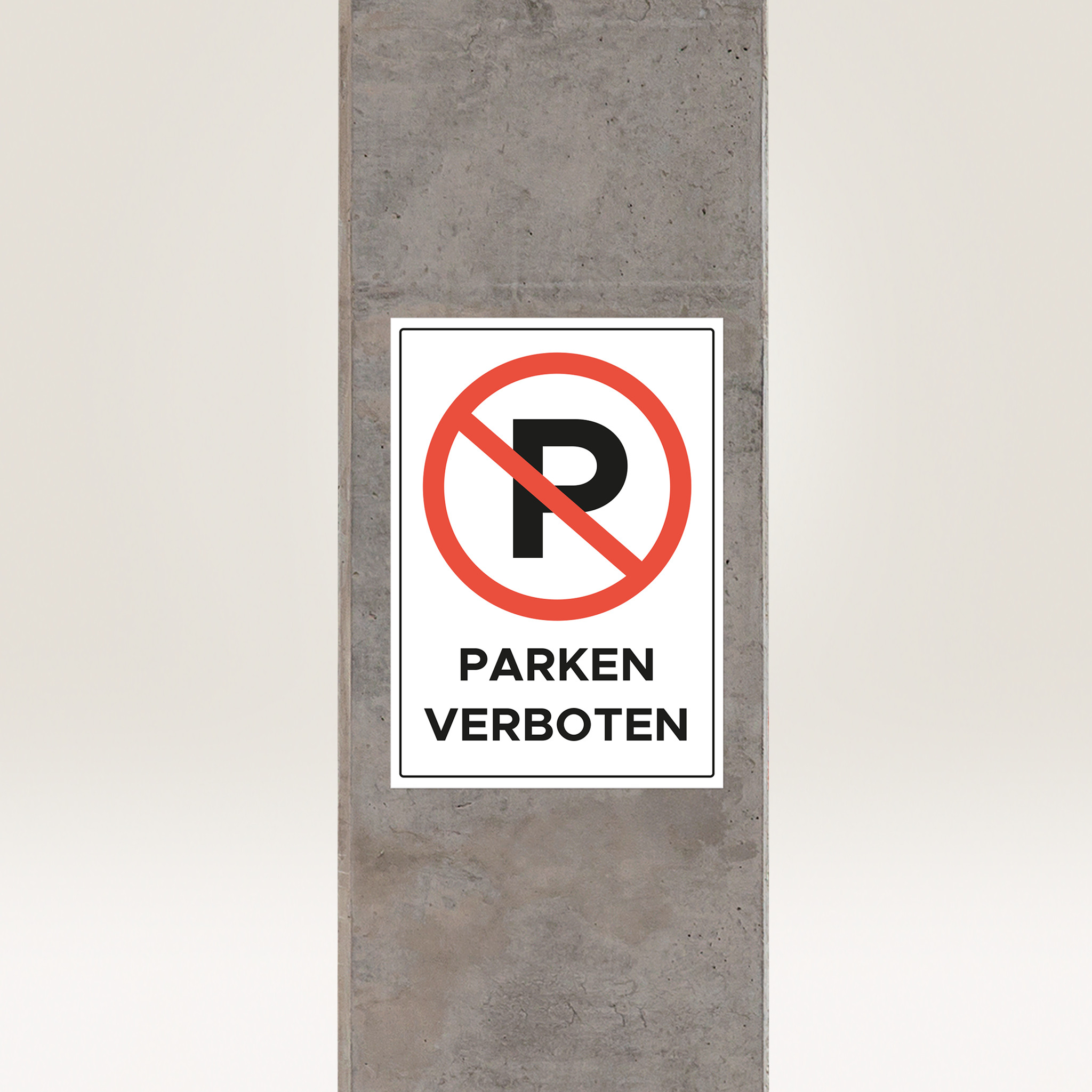 Ein Halteverbotsschild in einem weißen Rechteck auf einer Betonsäule, roter Kreis mit Linie.