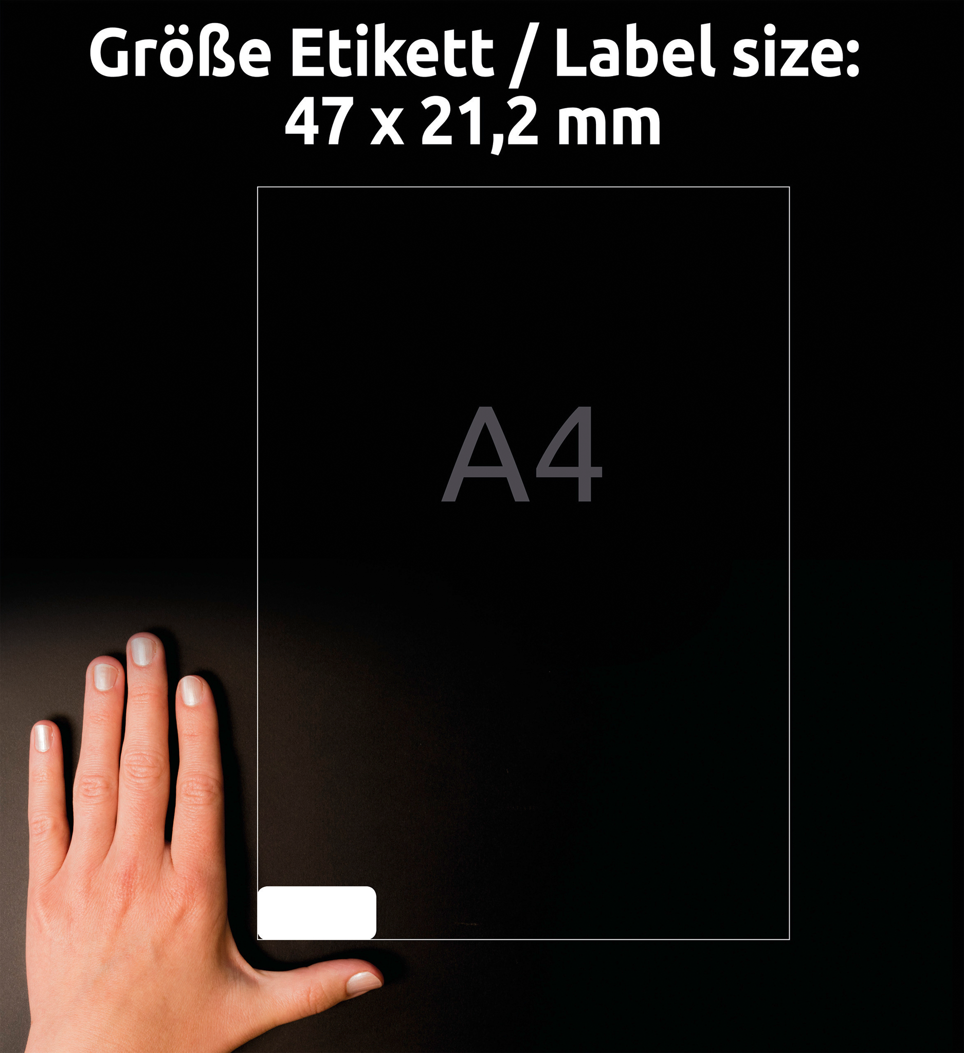 Ein schwarzes Blatt mit Hand und Etikett. Text: Etikettengröße 47x21,2 mm. A4.