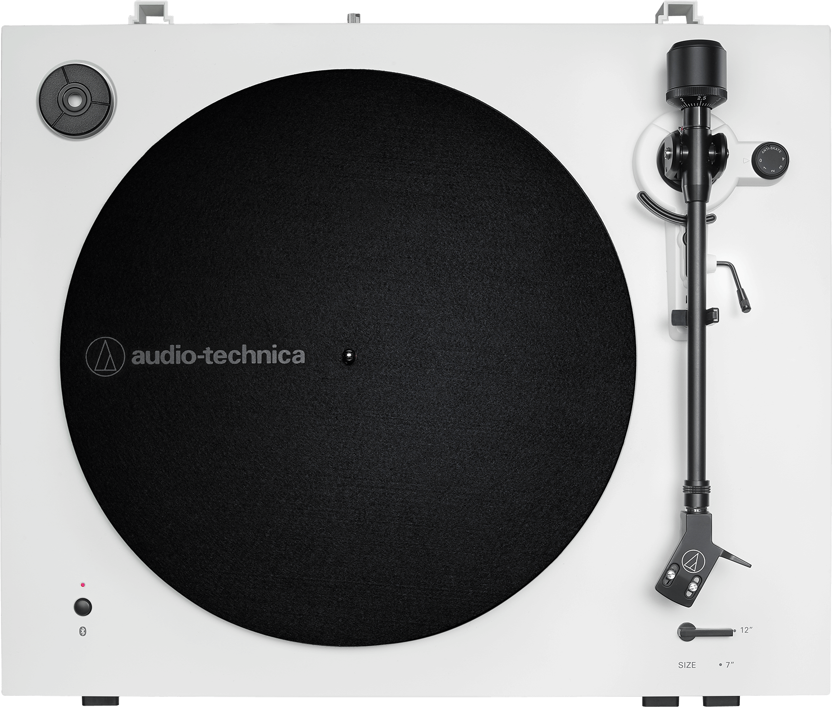 Egy fehér Audio-Technica lemezjátszó fekete lemezzel, fekete hangkarral és ezüst logóval.