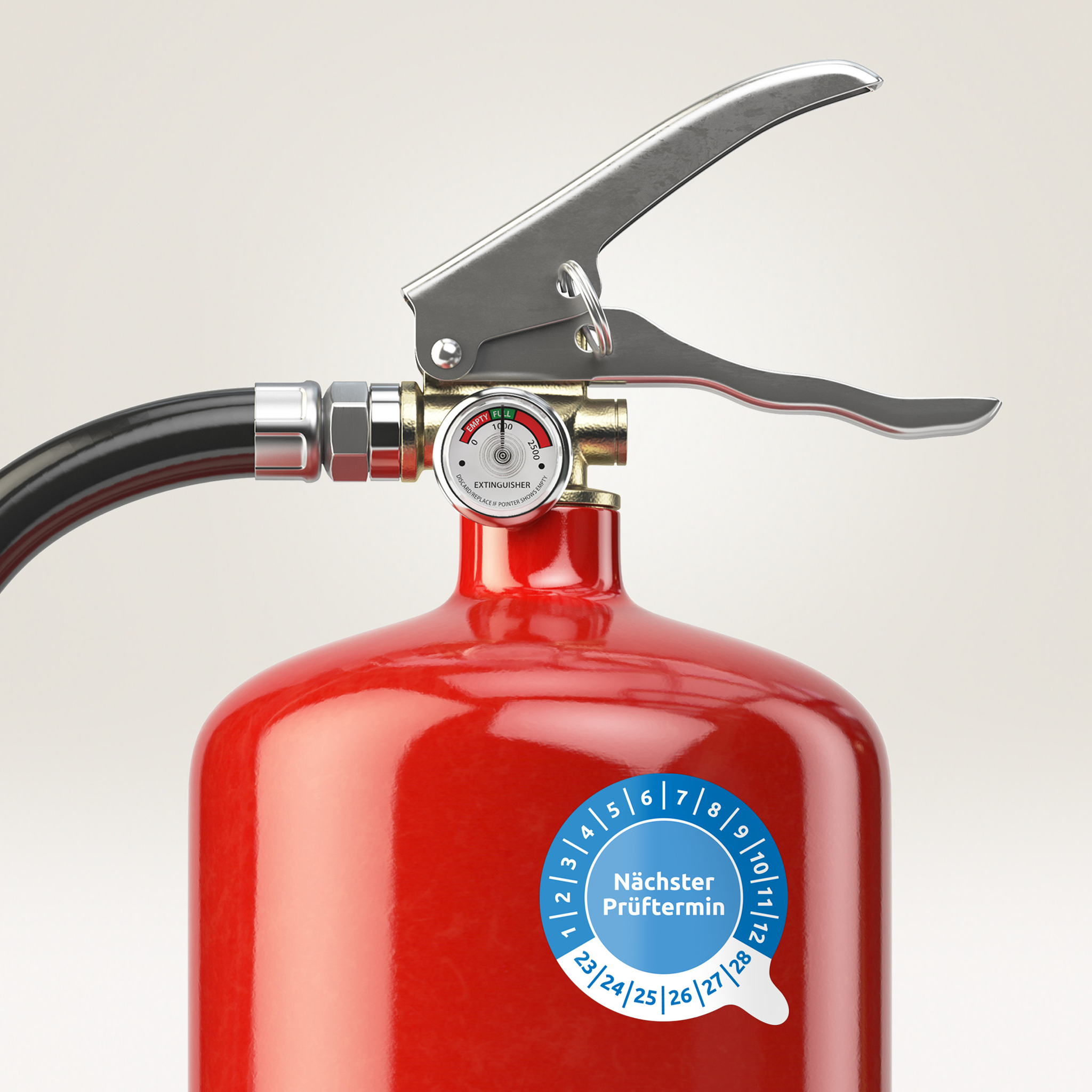 Ein roter Feuerlöscher mit Manometer, Griff und Aufkleber mit dem nächsten Prüftermin.