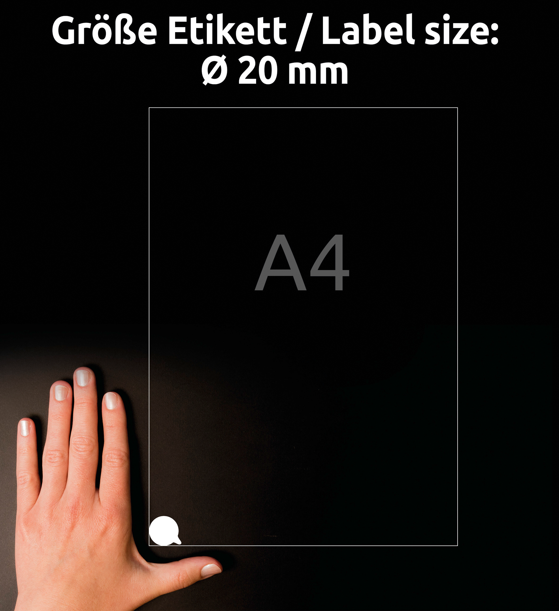 Eine Hand in der Nähe eines A4-Papiers. Der Hintergrund ist schwarz und enthält deutschen Text. Die Etikettengröße beträgt 20 mm.