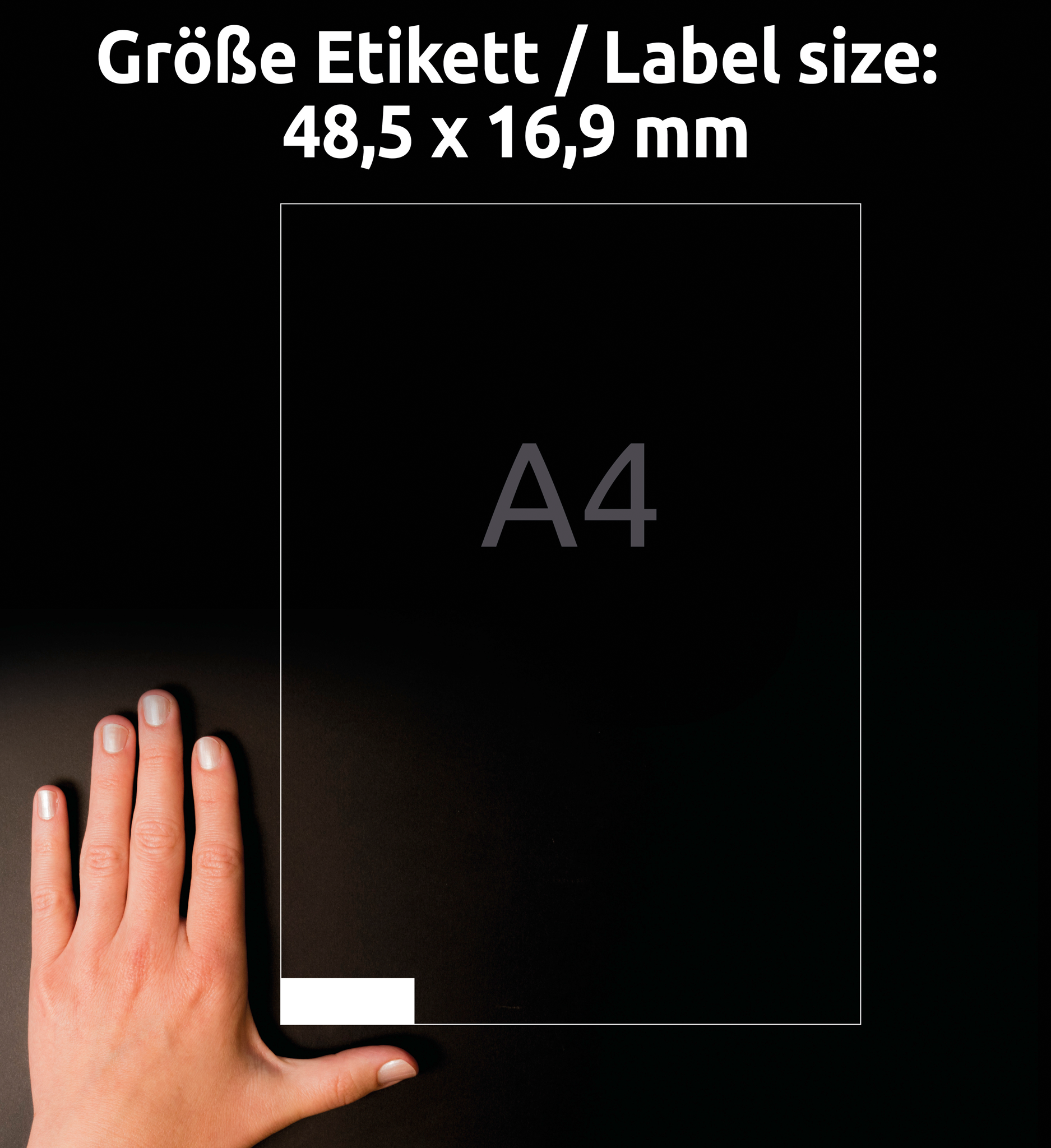 Eine Hand neben einer schwarzen Fläche mit einem A4-großen Papier und Text, der die Etikettengröße auf Deutsch angibt.