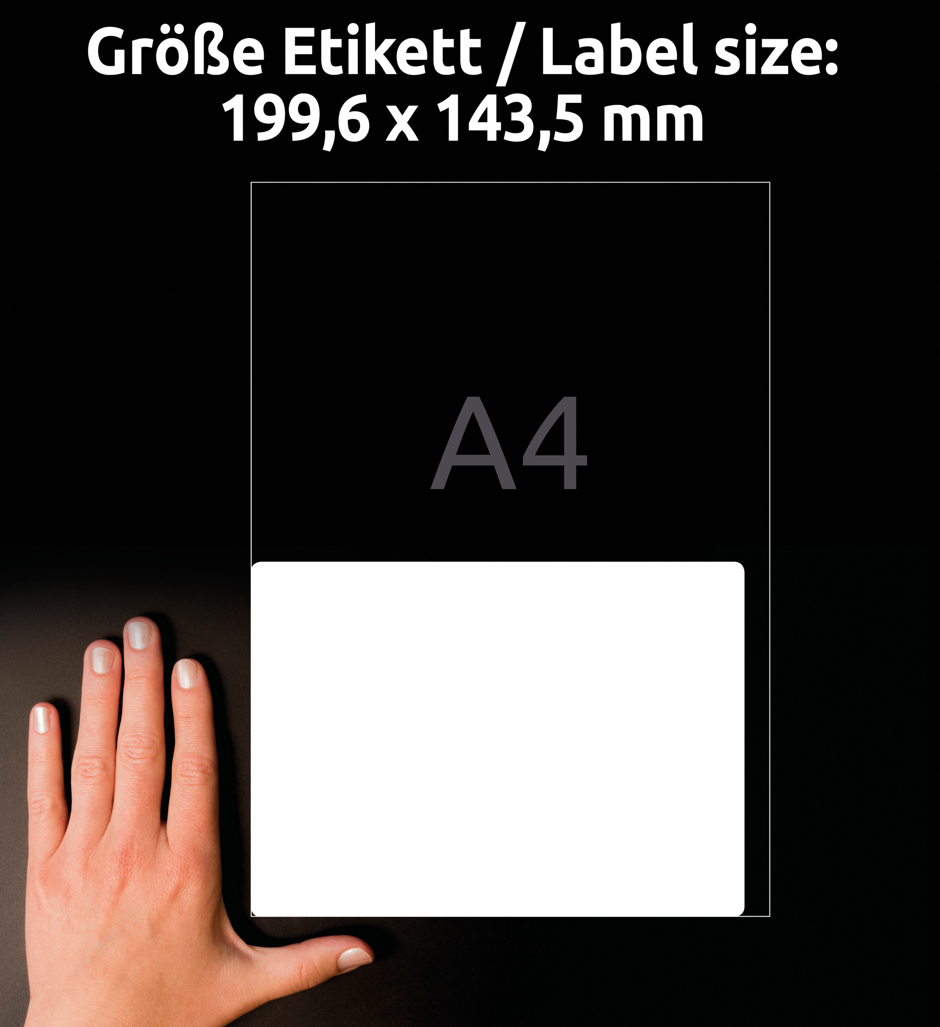 Eine Hand neben einem weißen Etikett auf schwarzem Hintergrund. Etikettengröße: 199,6 x 143,5 mm. A4 in der Mitte.