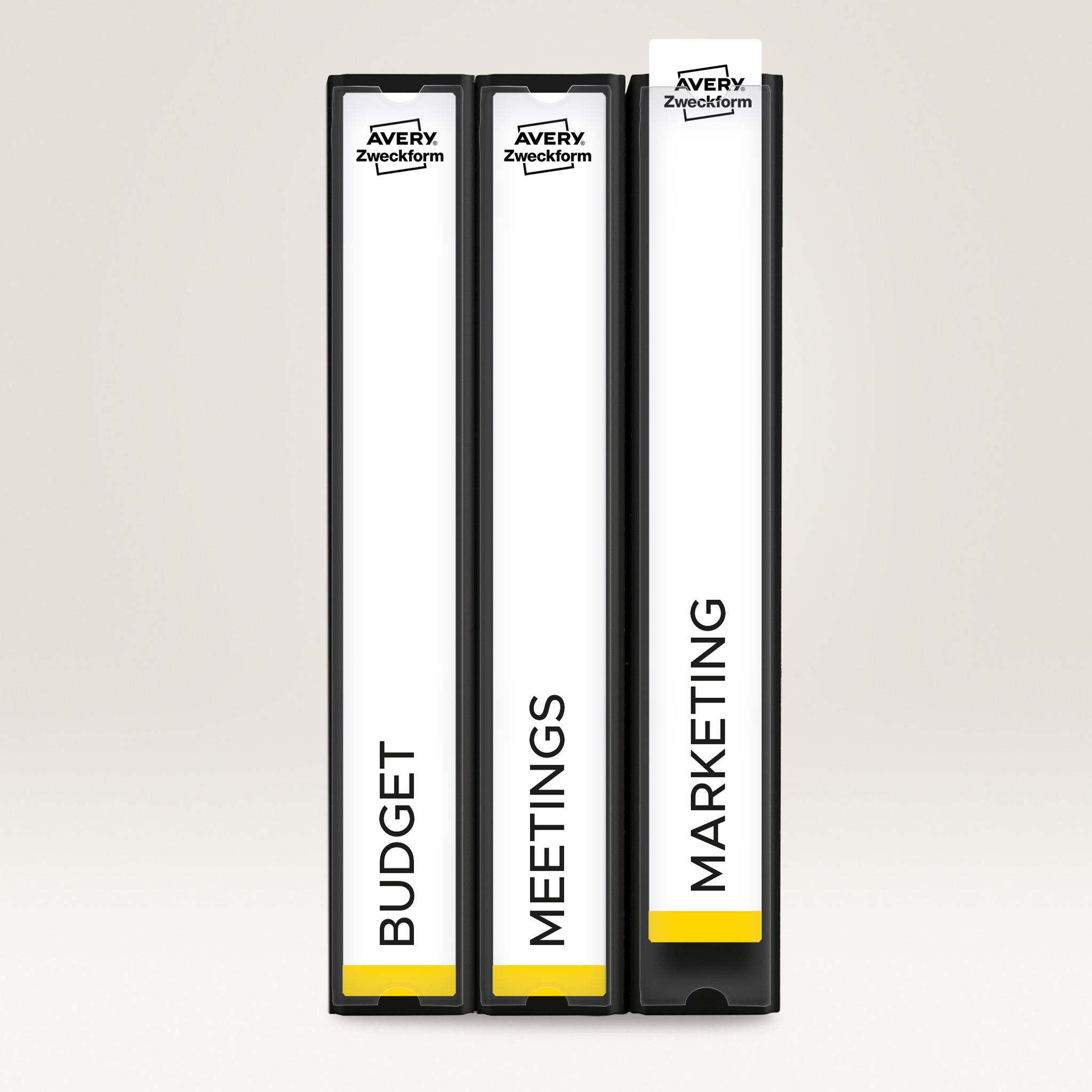 Drei schwarze Ordner mit den Aufschriften 'Budget', 'Meetings' und 'Marketing'. Jedes hat ein weißes Etikett und das Avery-Logo.