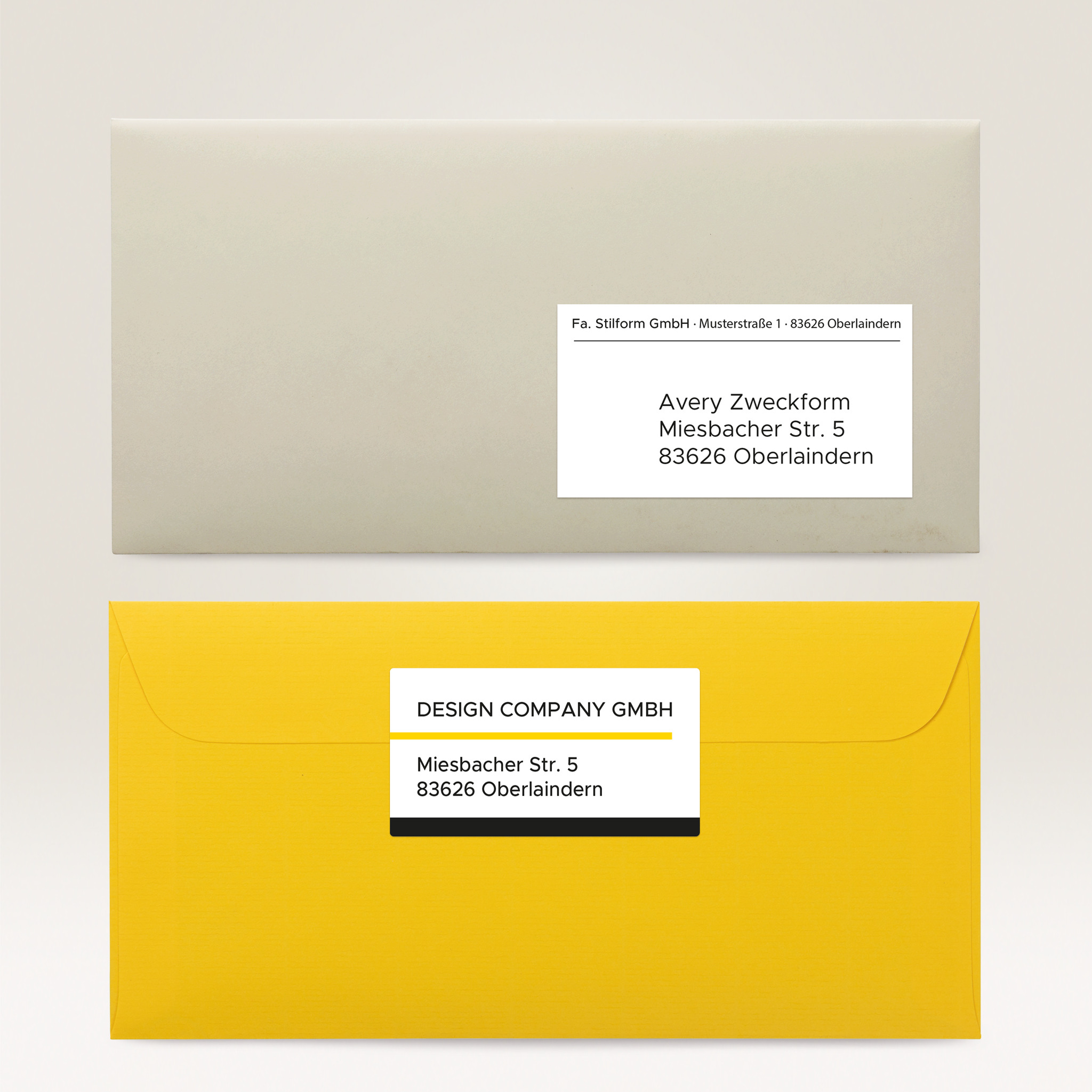 Zwei Umschläge, einer beige und einer gelb, jeweils mit Etiketten und Text.
