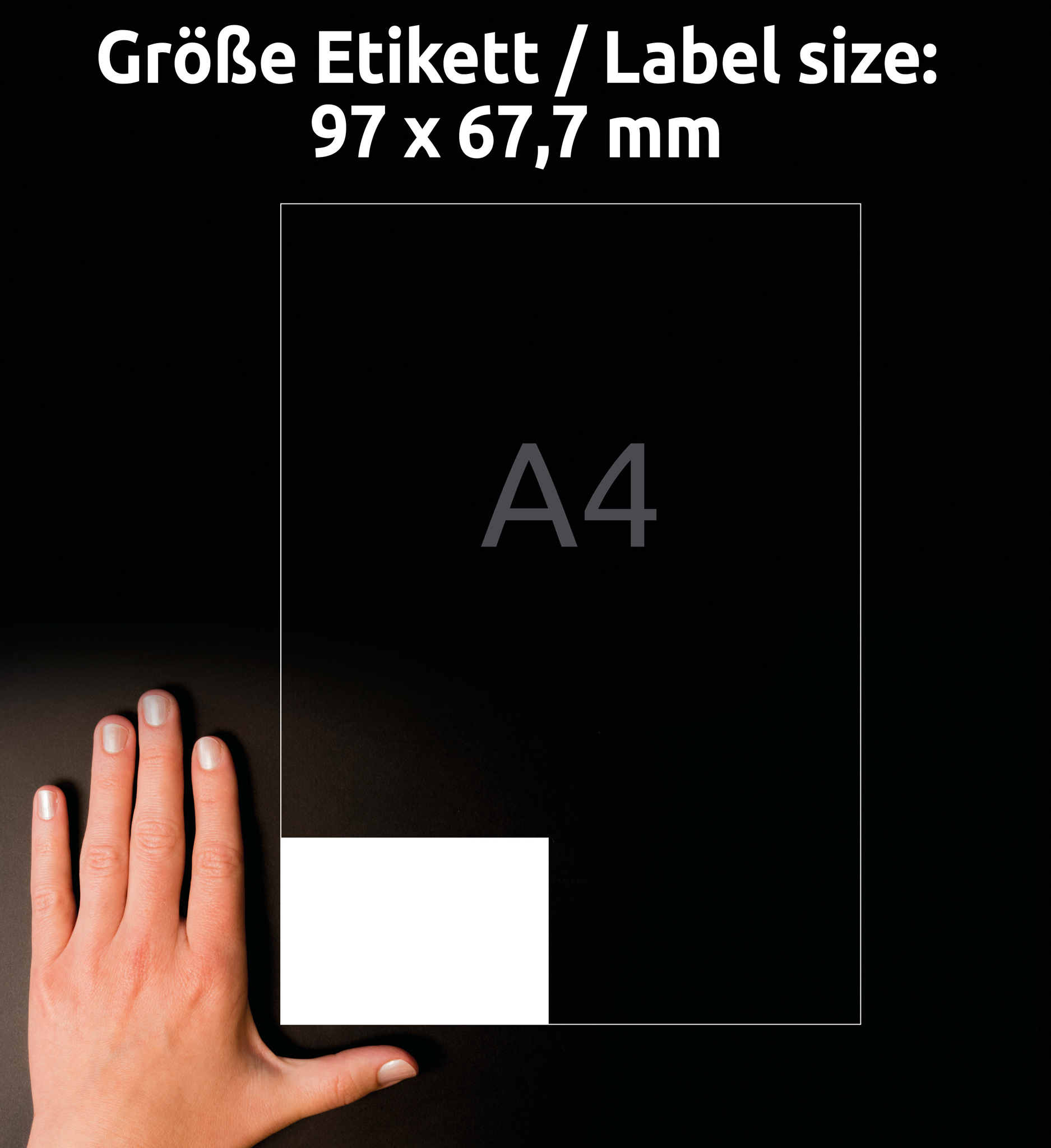 Ein schwarzes Blatt Papier mit einem A4-Text und einer Hand daneben.