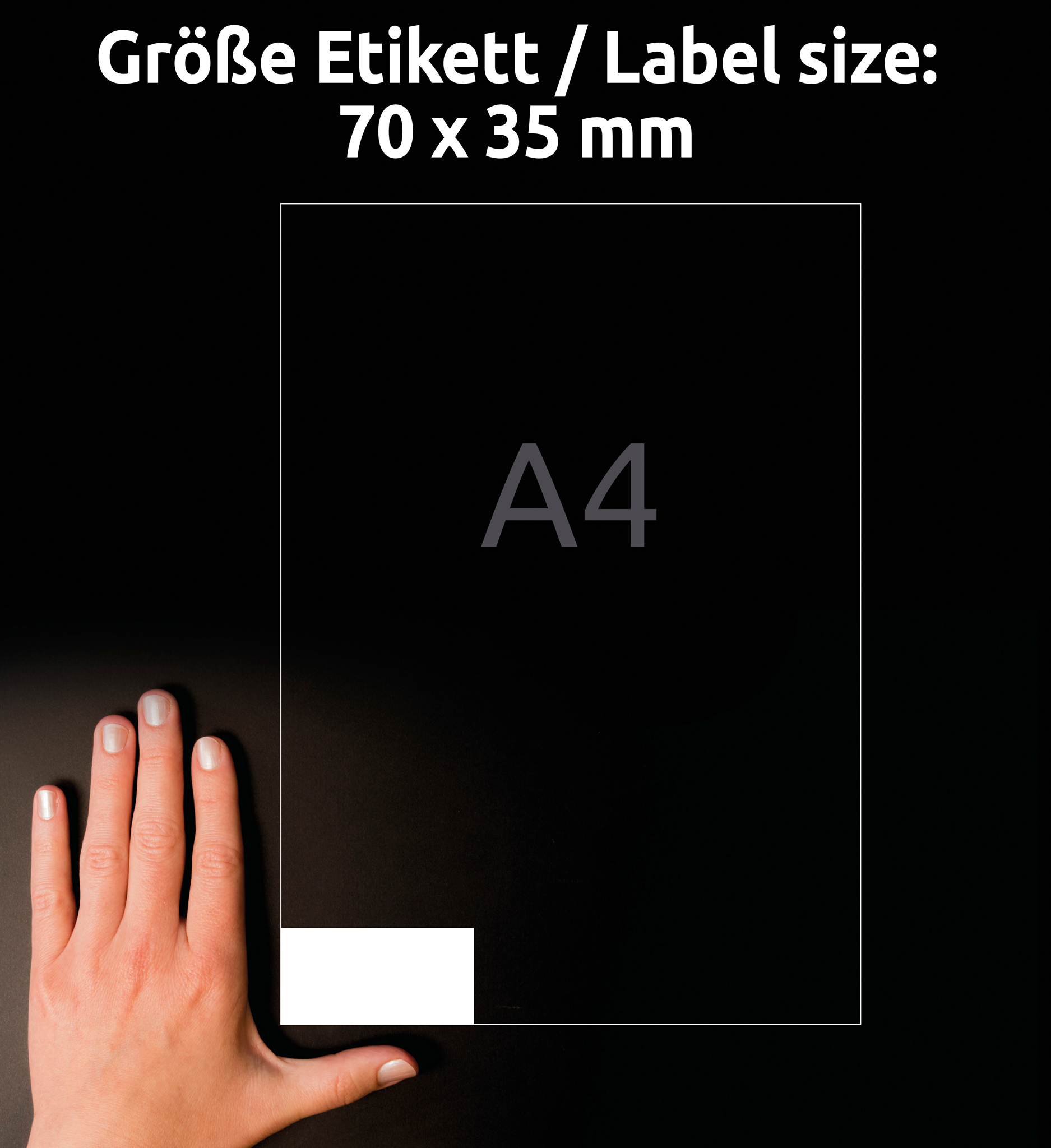 Hand neben weißem A4-Papier auf schwarzem Hintergrund. Text zur Etikettengröße vorhanden.