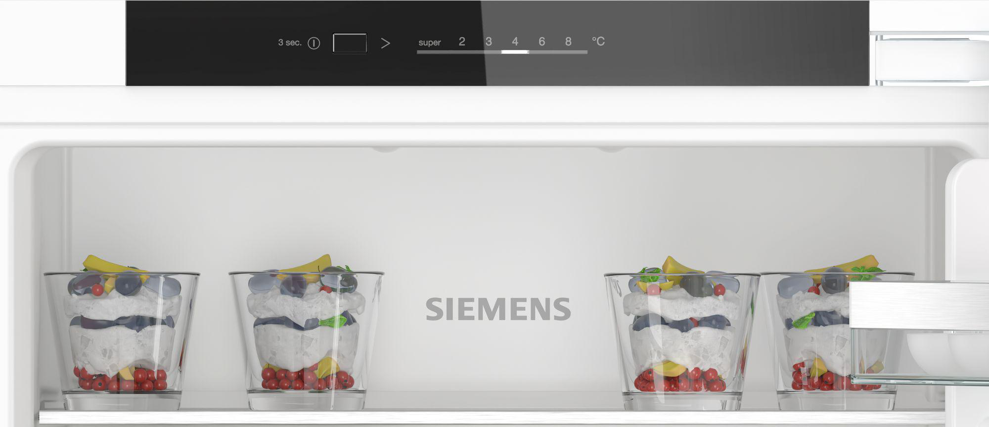 In einem Kühlschrank, vier Glasdesserts mit Obst und Sahne, Siemens-Logo.