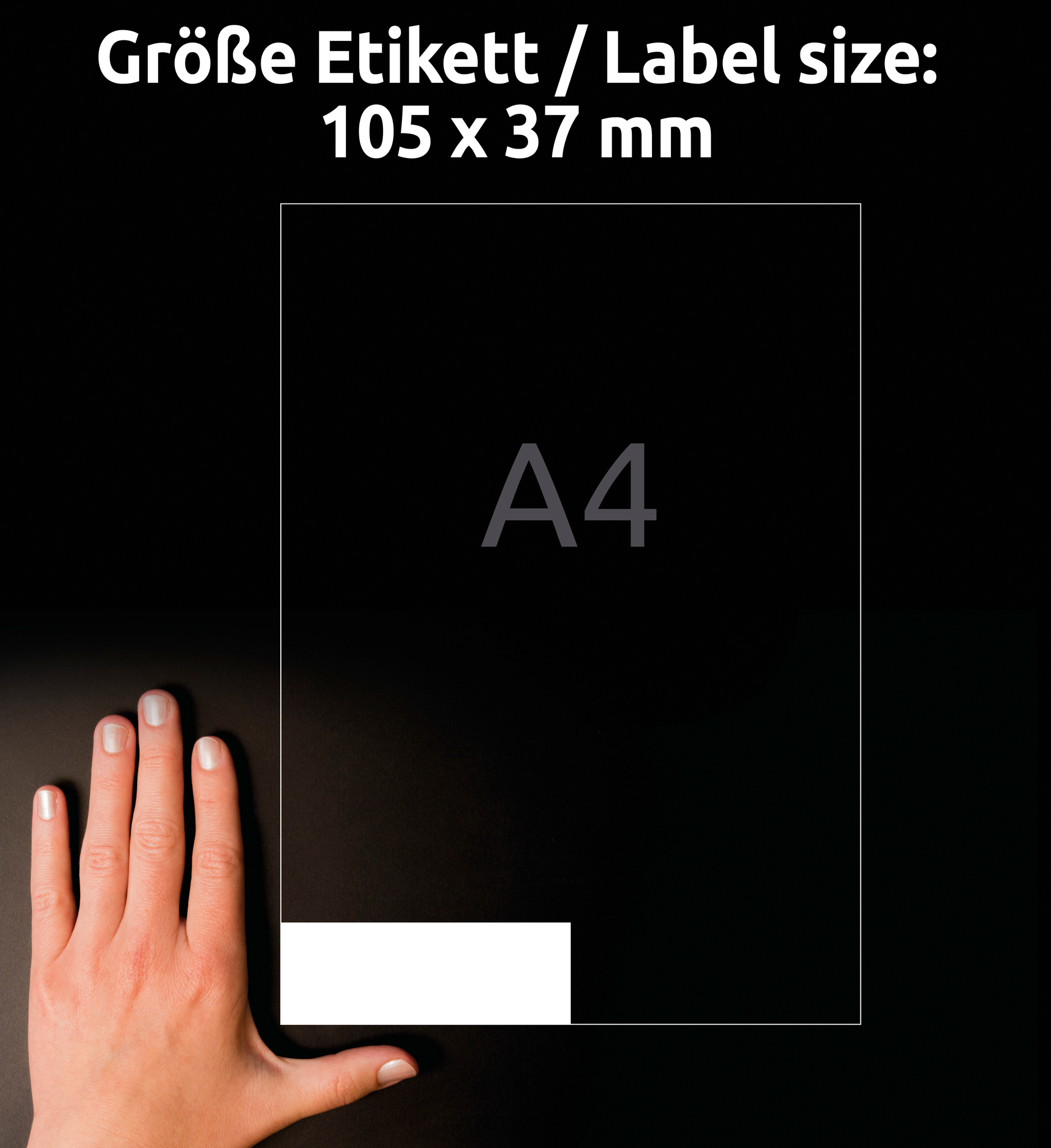 Eine schwarze Oberfläche mit weißem Etikett und einer Hand. Text: Etikettengröße 105 x 37 mm.