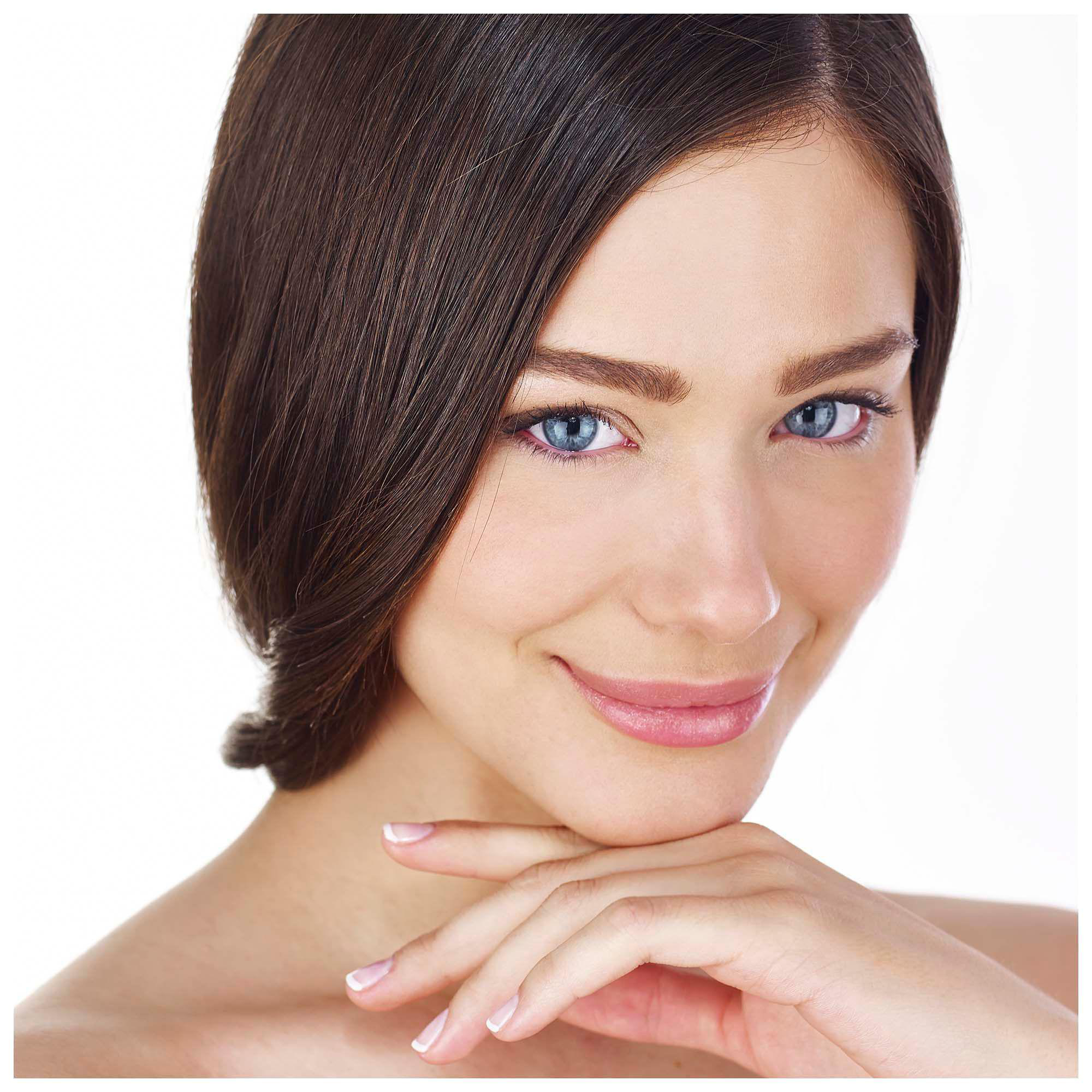 Frau mit blauen Augen lächelt, Kinn auf Hand gestützt. Braune Haare, weißer Hintergrund.