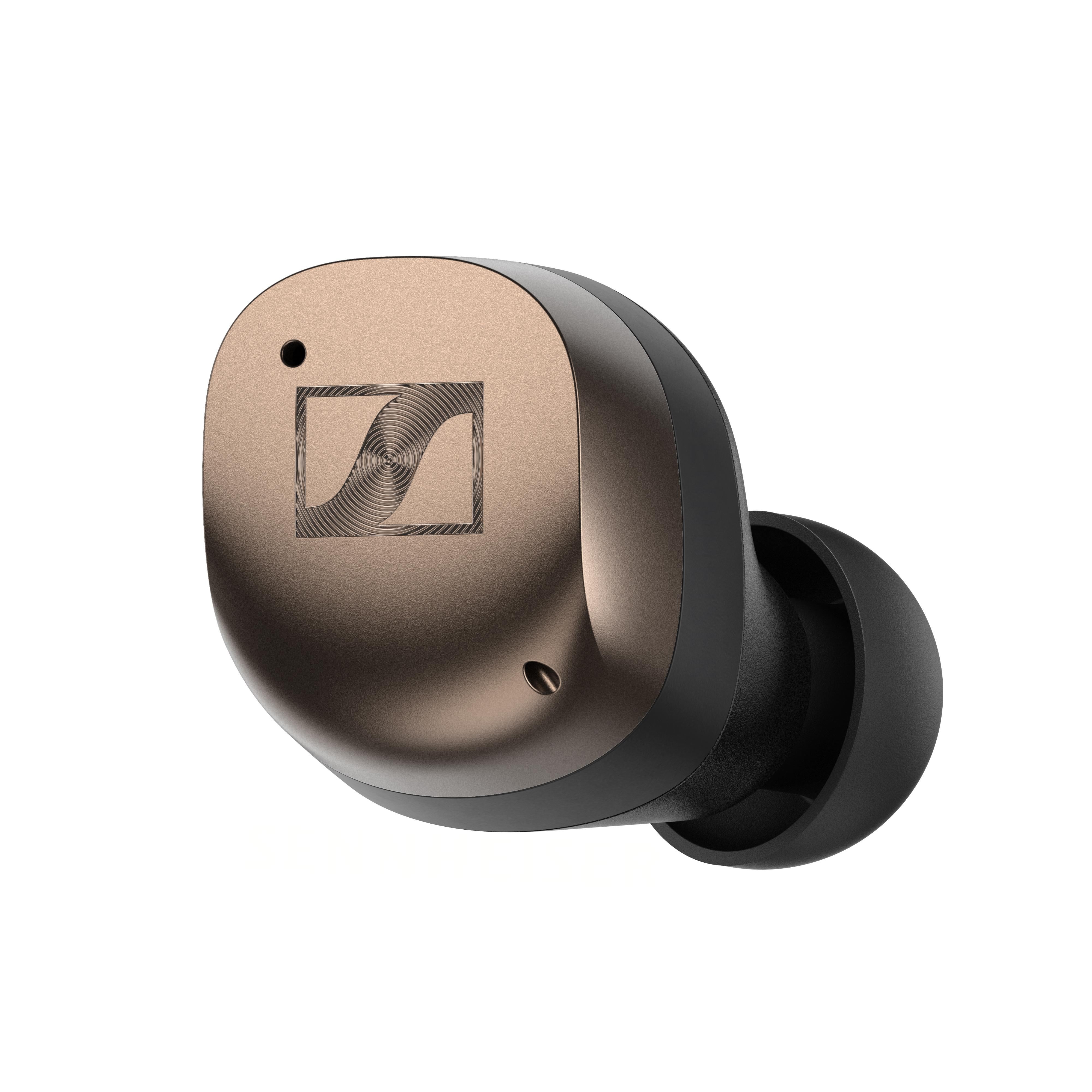 Ohrhörer, bronzefarbener Deckel mit Sennheiser-Logo, schwarzer Körper. Weißer Hintergrund.