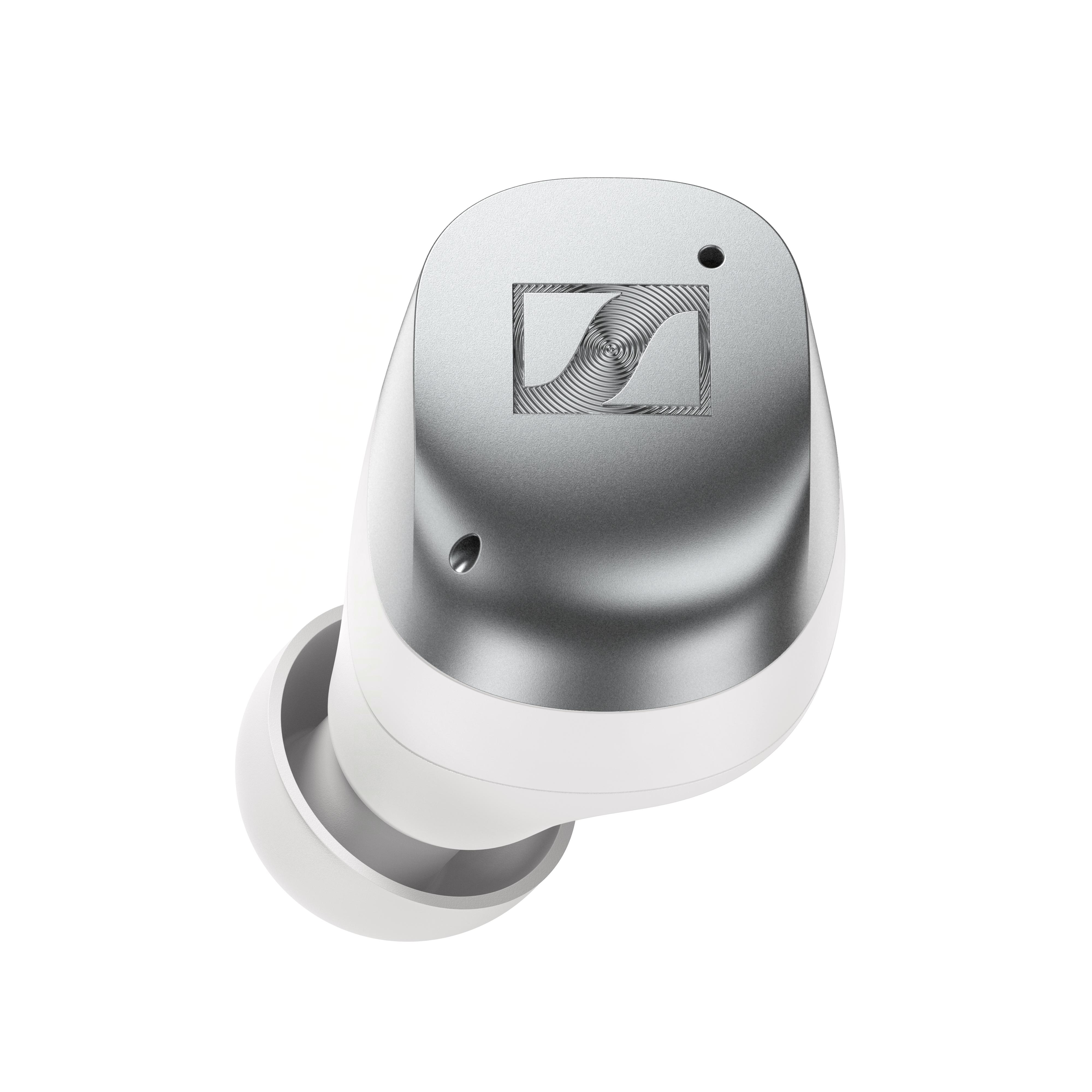 Nahaufnahme eines weißen Ohrhörers. Silberner Deckel mit Sennheiser-Logo, weißer Hintergrund.