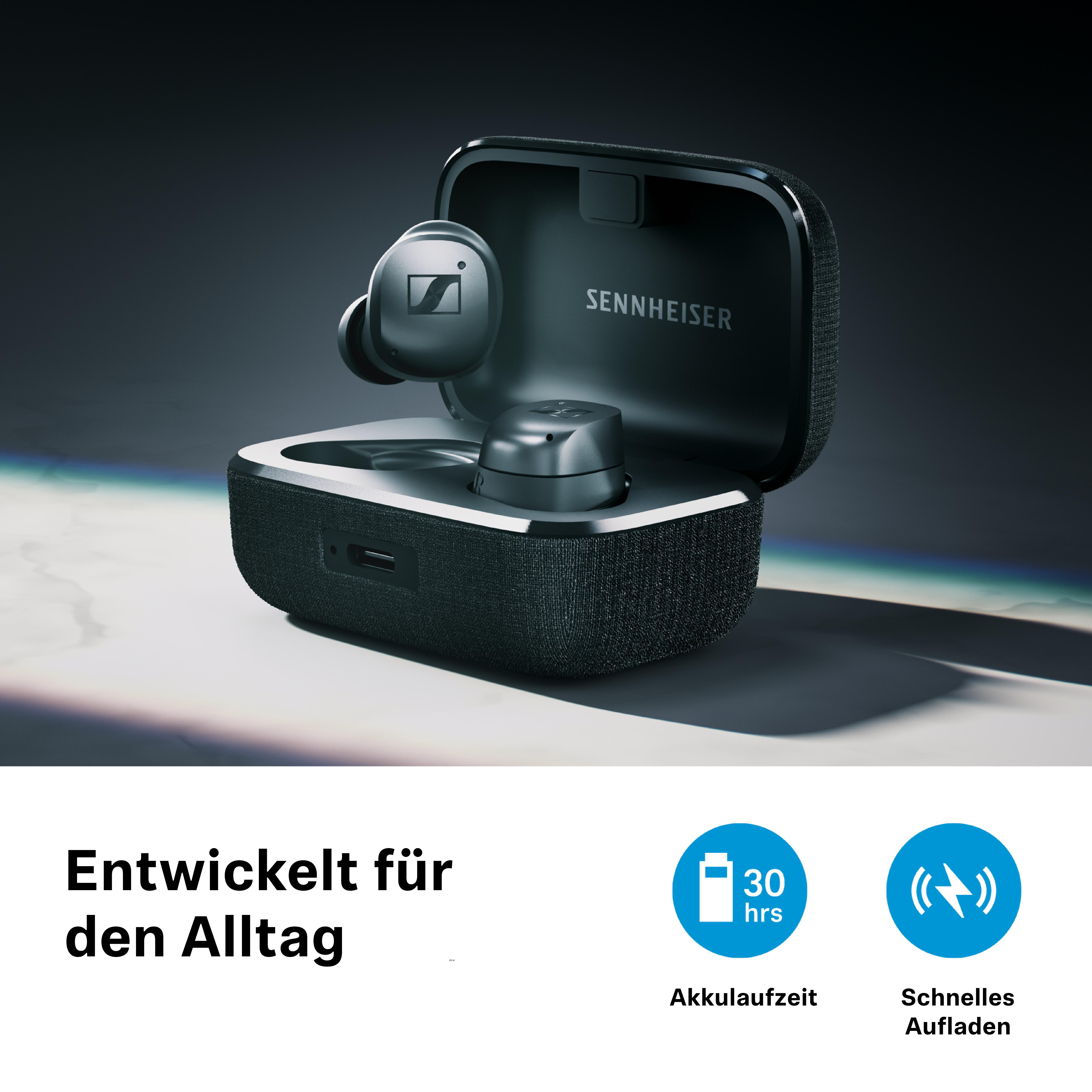 Schwarze Ohrhörer in einem Ladeetui mit Sennheiser-Branding.