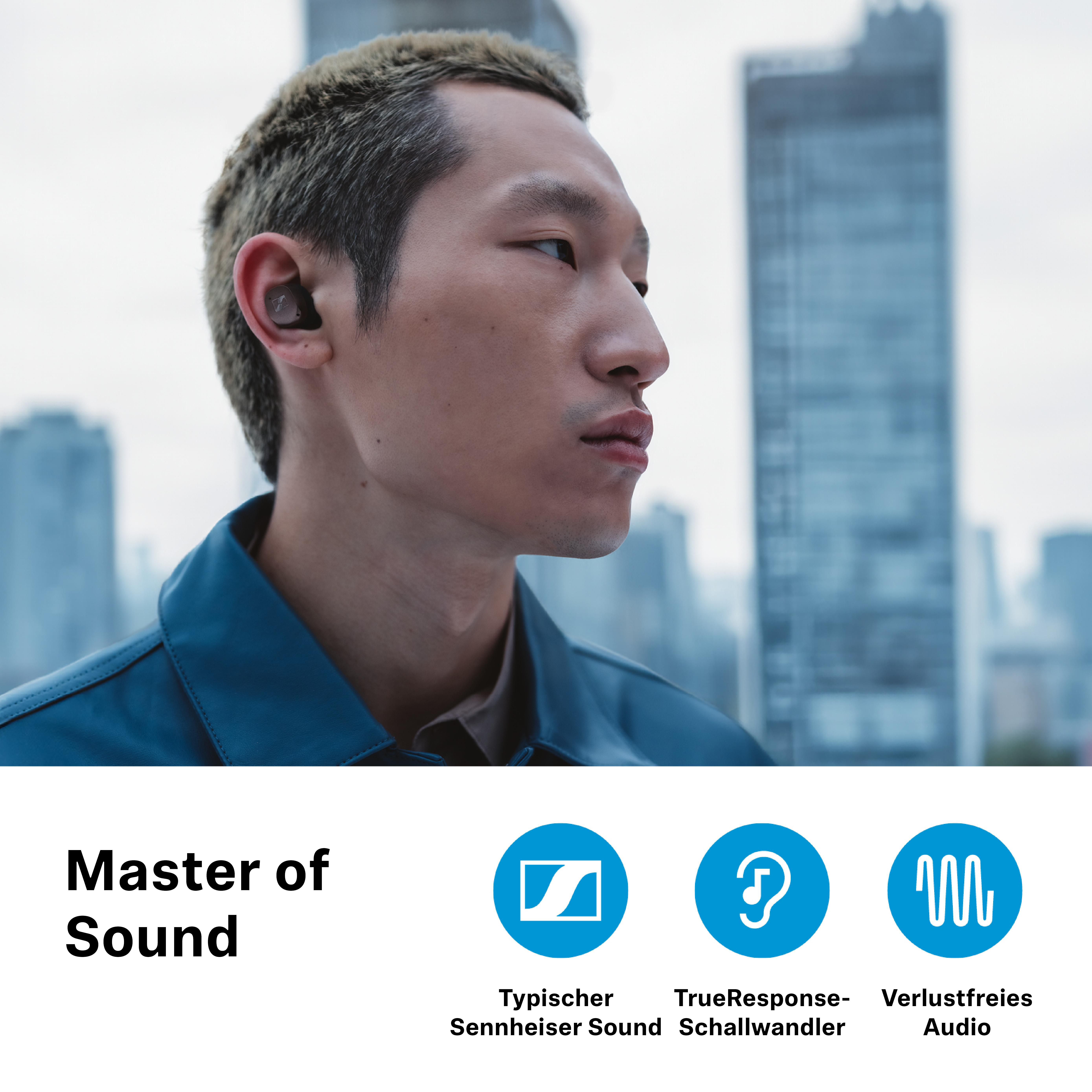 Ein Mann mit Ohrhörern, mit Text: 'Master of Sound' und Symbolen für Sennheiser-Sound.