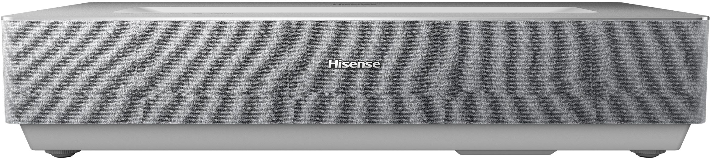 Egy szürke Hisense projektor, szövet szerű előlappal. A Hisense logója középen.
