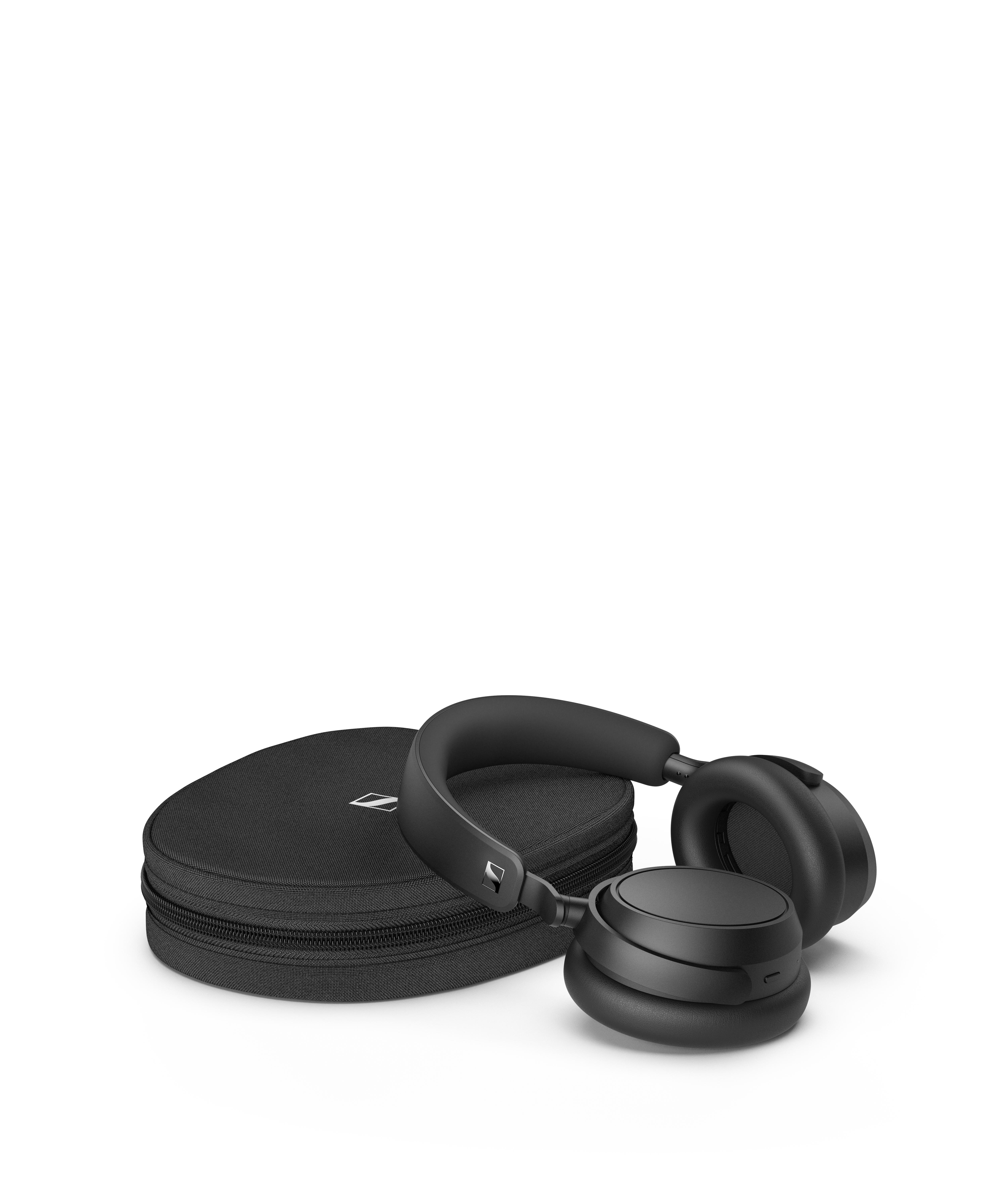 Schwarze Over-Ear-Kopfhörer mit schwarzem Etui. Sennheiser-Logo auf dem Etui.