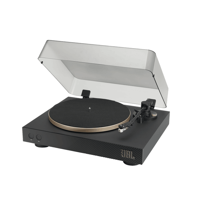 Un tocadiscos negro con una cubierta de plástico transparente abierta. Está sobre una superficie negra.