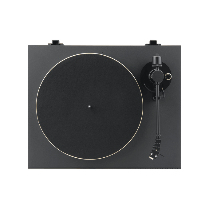 Tocadiscos negro con un disco negro, con brazo y fondo negro.