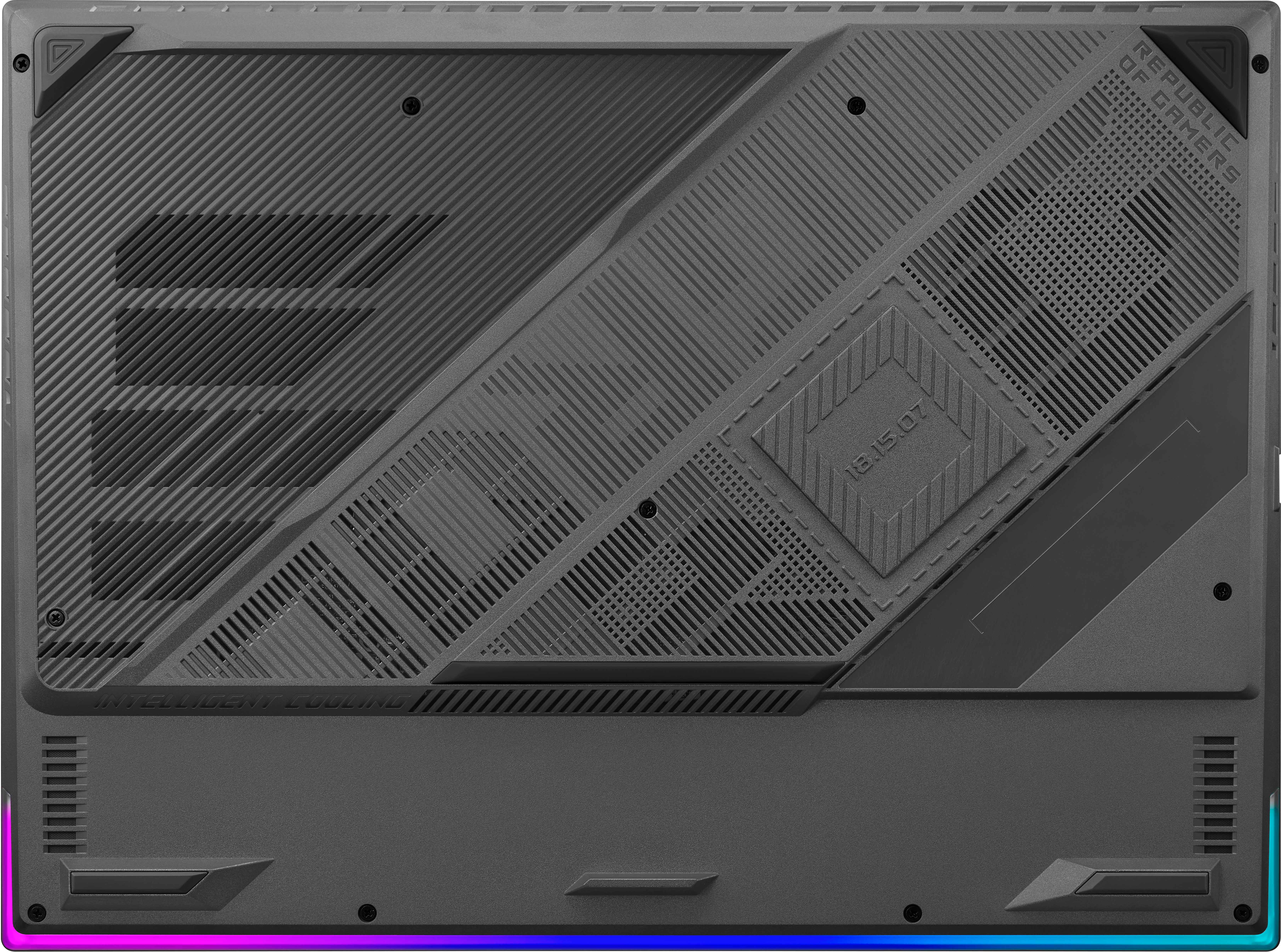 Graue Laptop-Unterseite mit Lüftungsschlitzen, geometrischen Mustern und ROG-Branding. Mit 'INTELLIGENT COOLING' und LED-Kantenbeleuchtung.