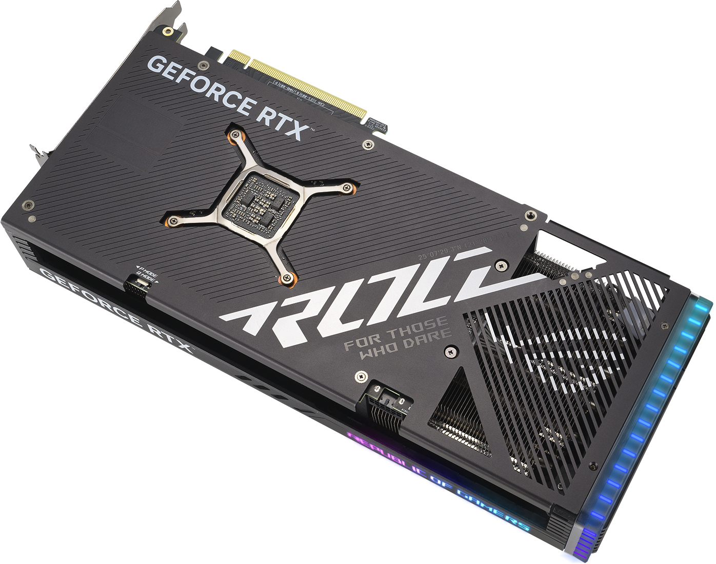 Carte graphique noire, argentée et bleue. Texte : GEFORCE RTX, ROG.