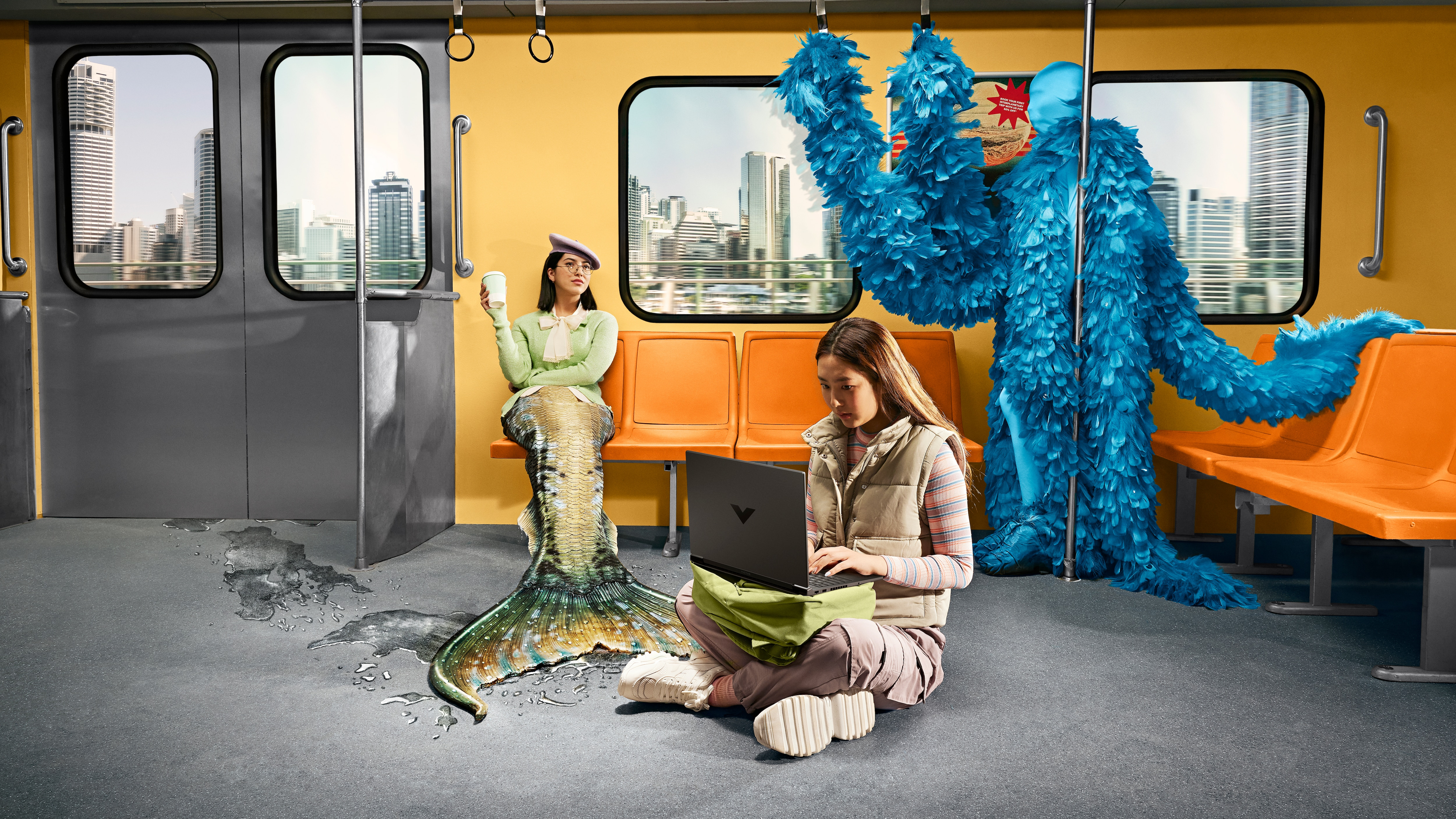 U-Bahn-Szene. Frau mit Laptop, Meerjungfrau und blaues Monster. Stadt draußen sichtbar.
