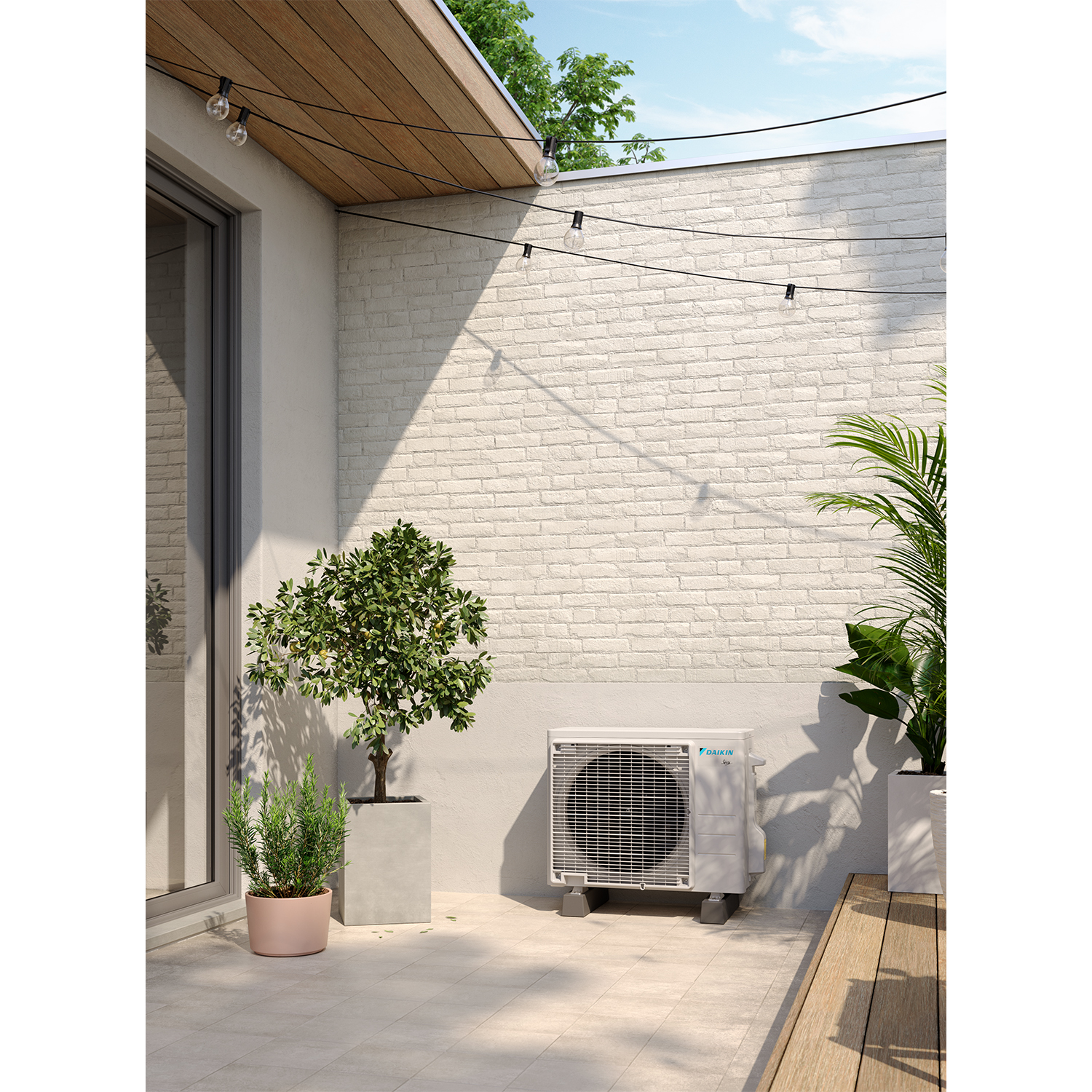 Un patio esterno con una pompa di calore, un muro di mattoni, piante e luci a corda.